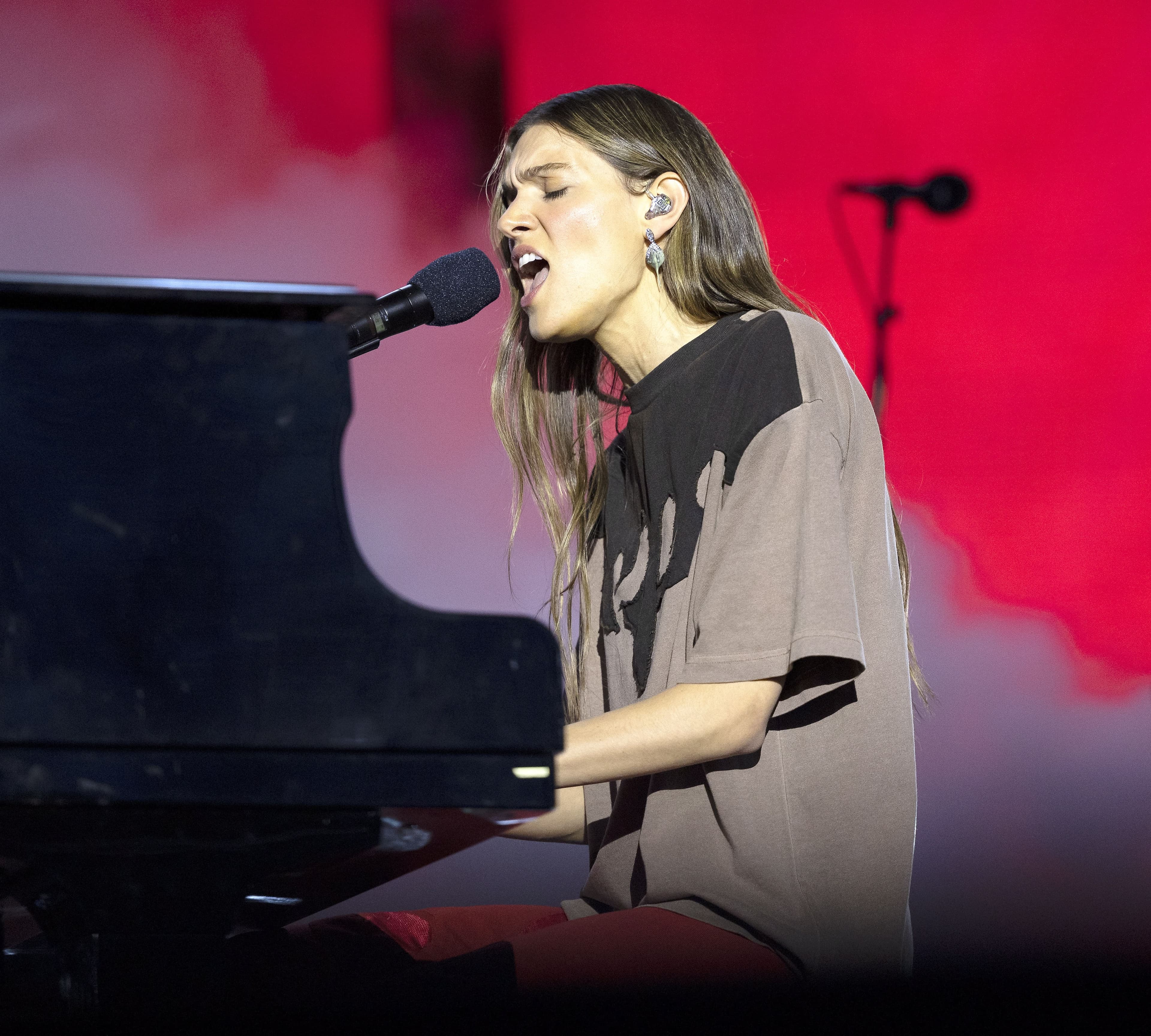 Assise au piano, Charlotte Cardin a chanté Meaningless, le titre qui lui a permis de remporter le Juno de la Chanson de l’année, samedi.
