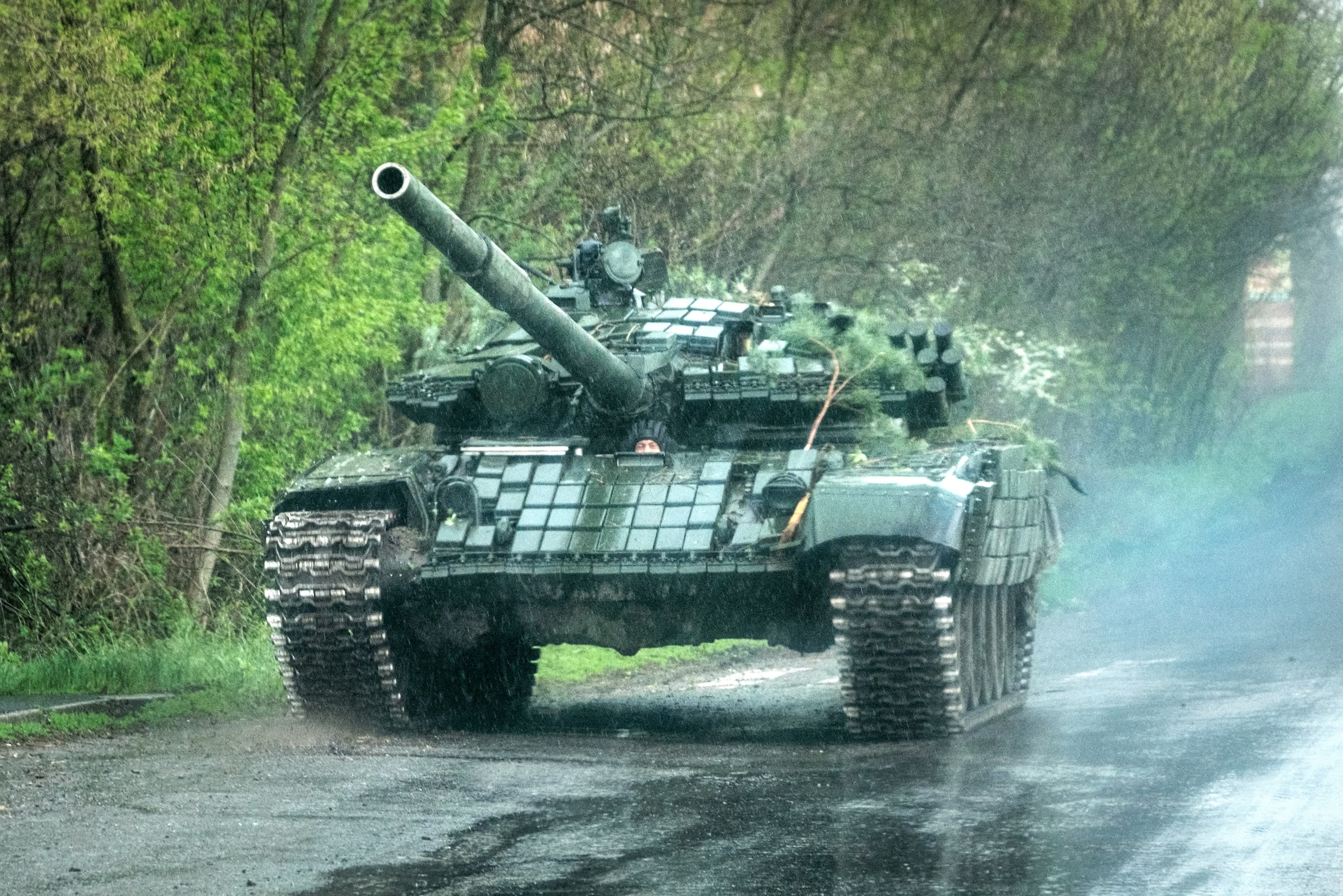 Un tank T-72 ukrainien le 24 avril dans l’est du pays. Ce blindé, sur lequel on remarque les briques de blindage réactif, est de fabrication russe.