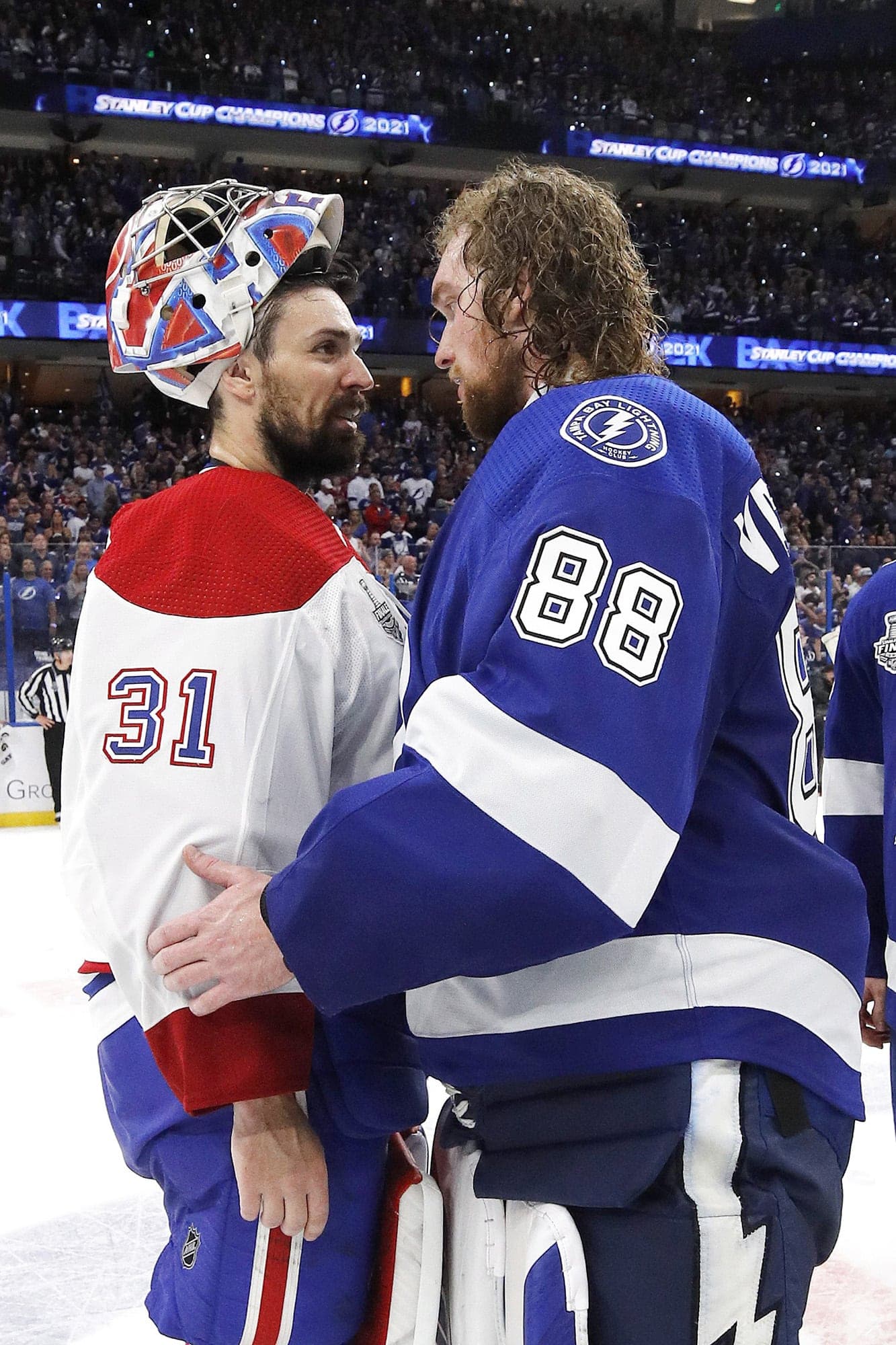 Carey Price et Andrei Vasilevskiy se félicitant au terme de la finale de la Coupe Stanley l’été dernier.