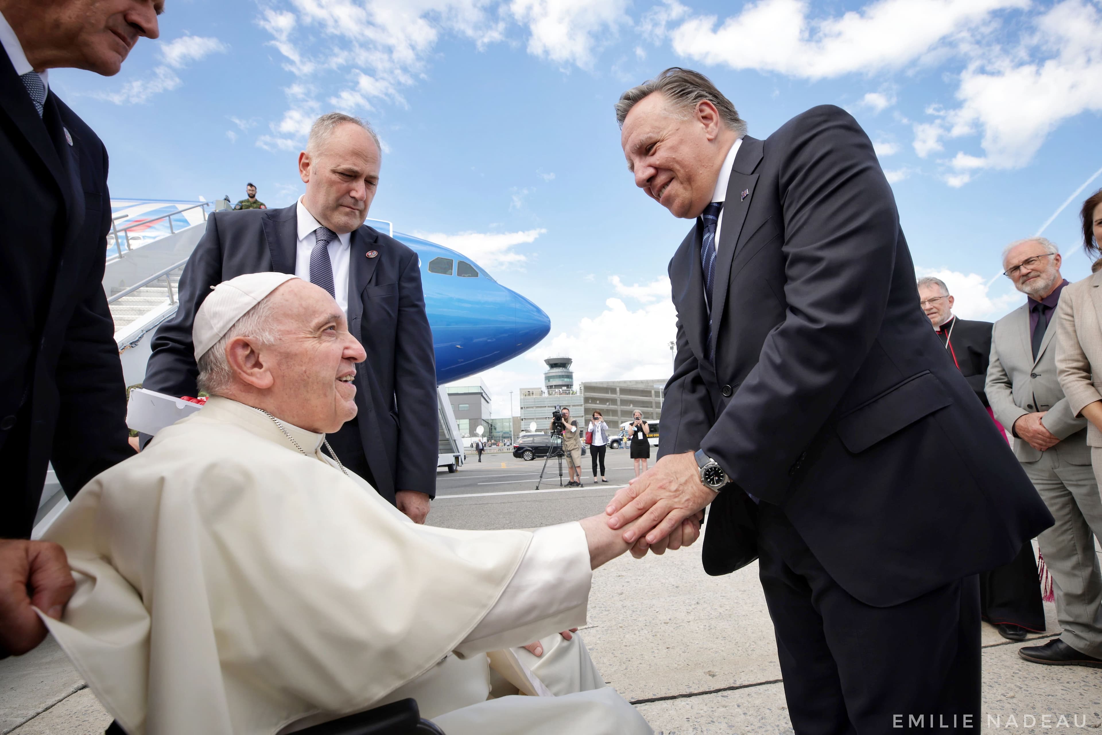 Le premier ministre François Legault accueille le pape François à l'aéroport international Jean-Lesage de Québec, le 27 juillet 2022.