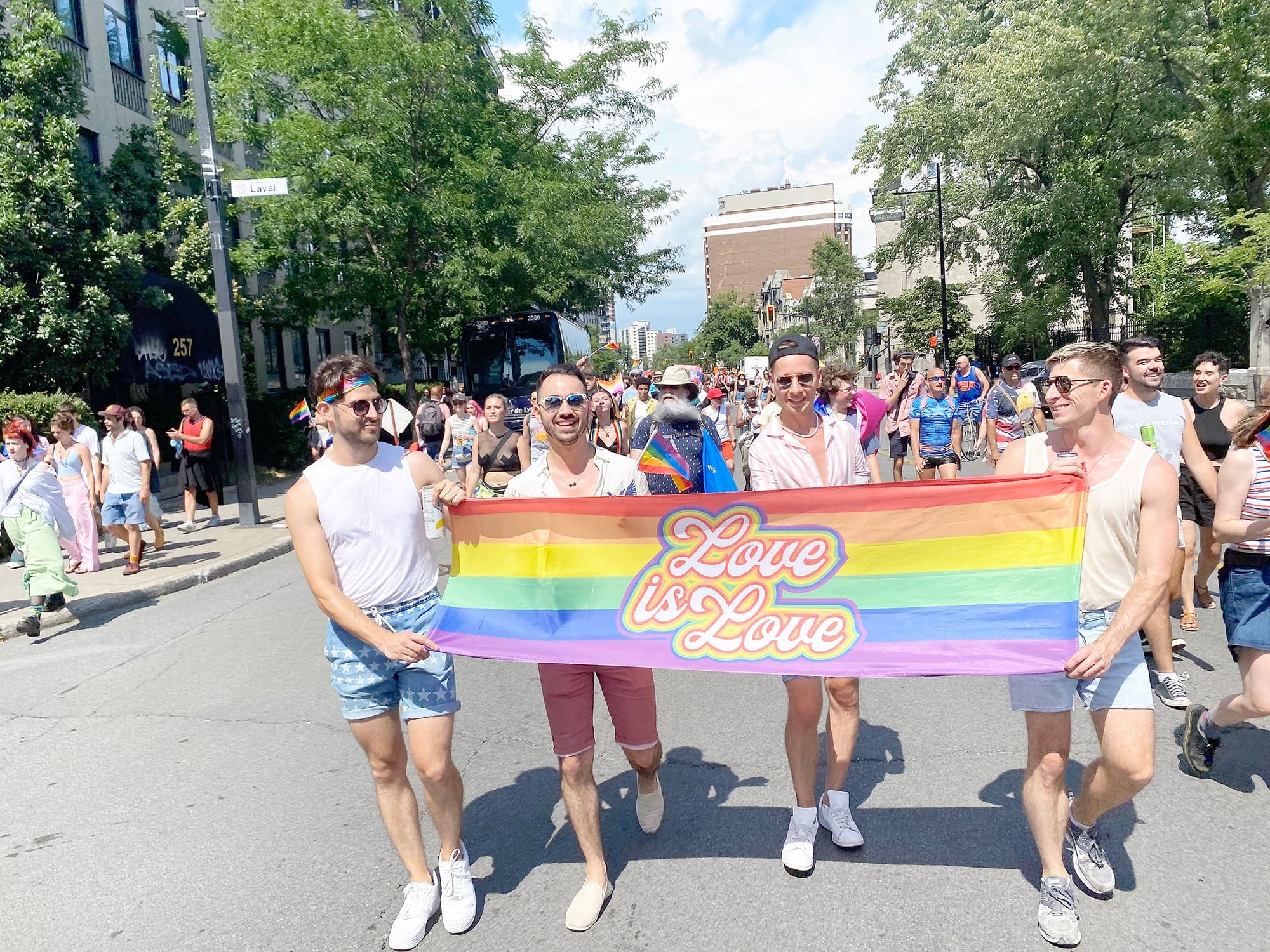 Une marche a été improvisée, dimanche à Montréal, à la suite de l’annulation en catastrophe de la parade de la Fierté.