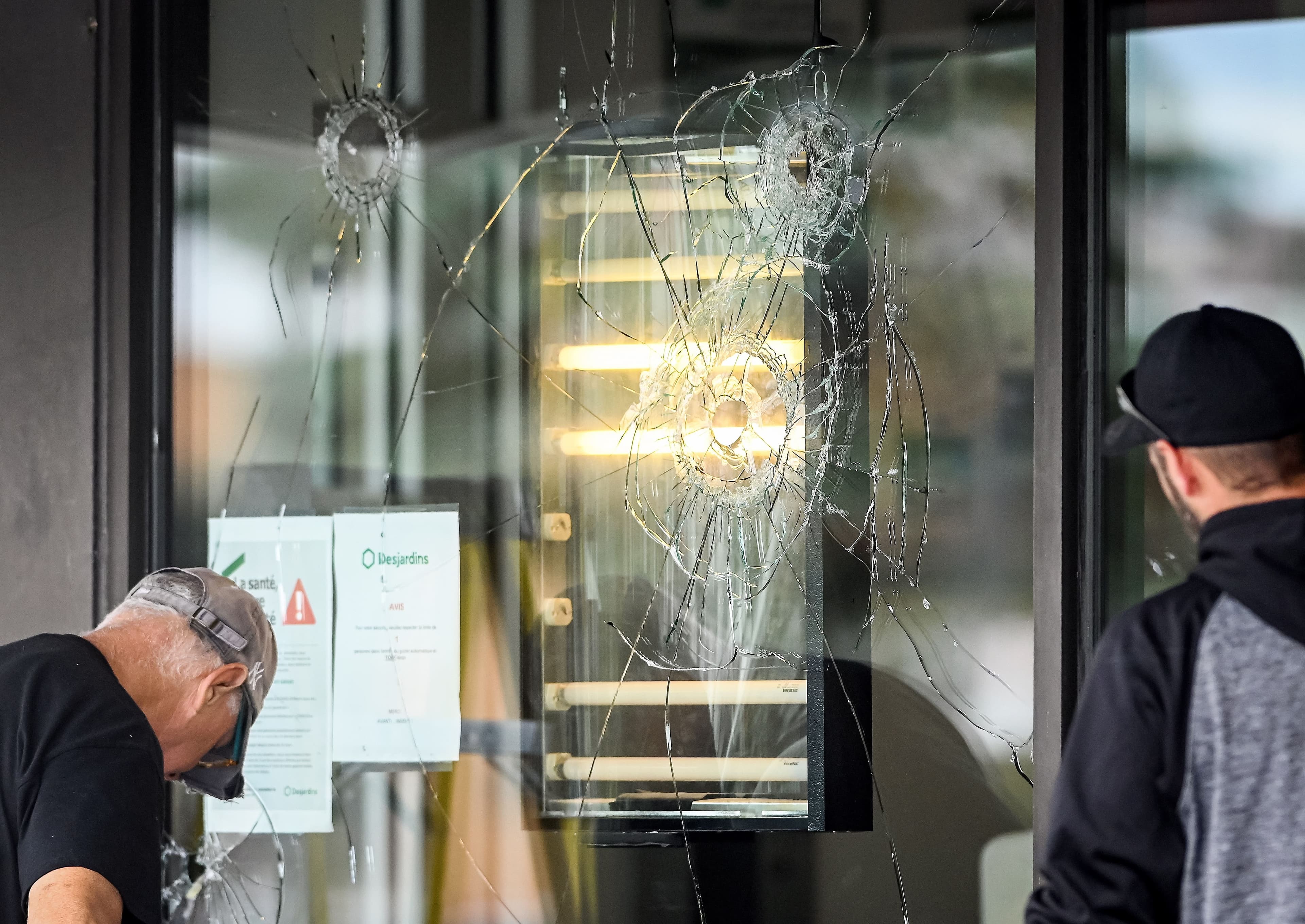 Dans la nuit de jeudi à vendredi dernier, une femme et un homme ont été pris pour cible par des tireurs, devant un restaurant.