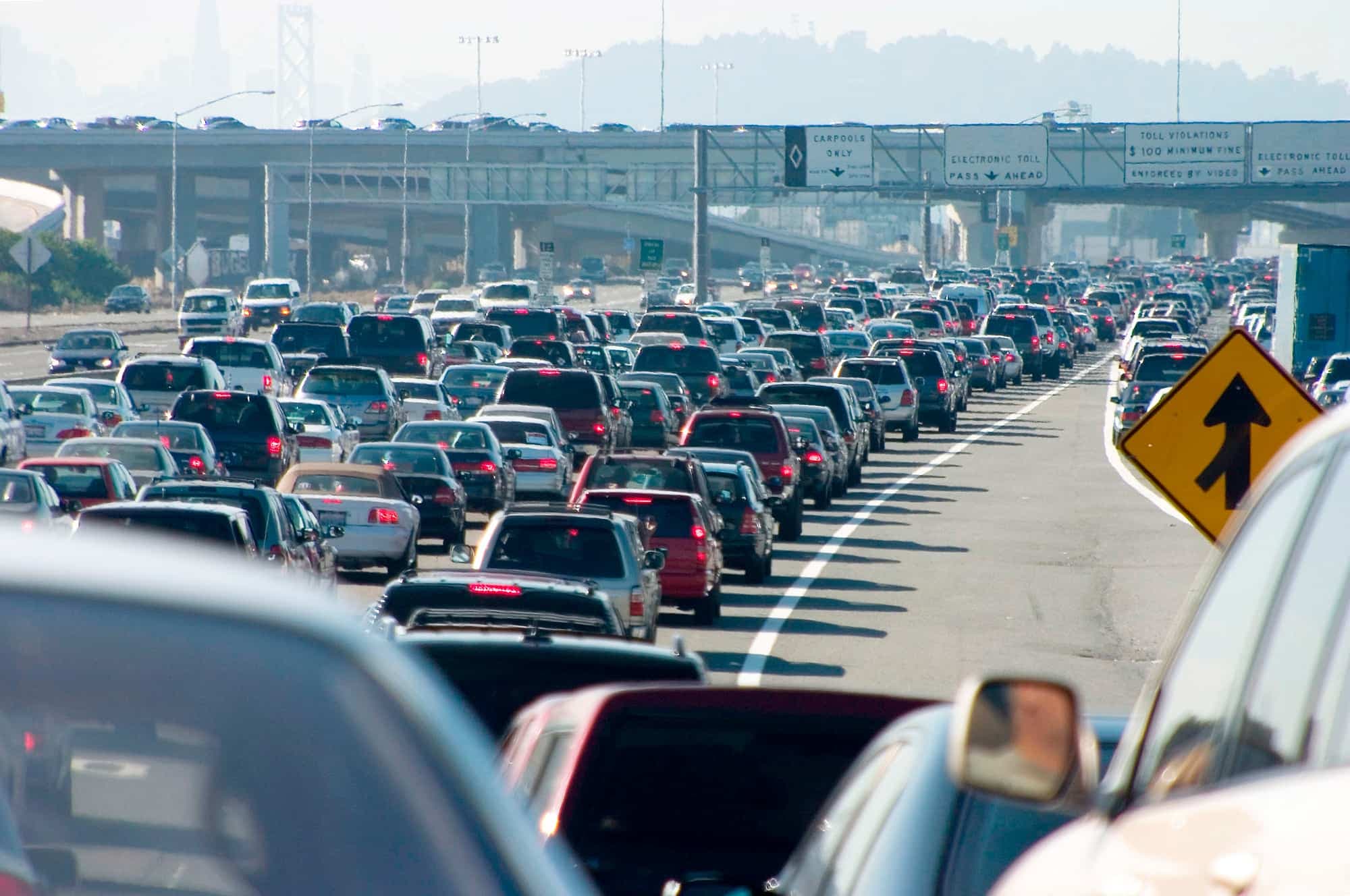 Il sera interdit de vendre des véhicules à essence au Québec à partir de 2035. Des formations politiques voudraient accélérer la transition vers les véhicules électriques et forcer l’interdiction dès 2030.