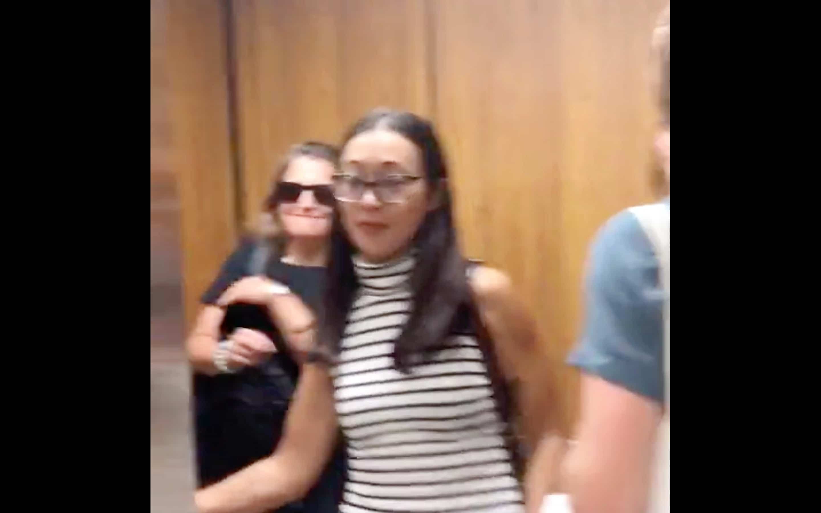 Elle fuit dans l’ascenseur après avoir été traitée de salope (fucking bitch).