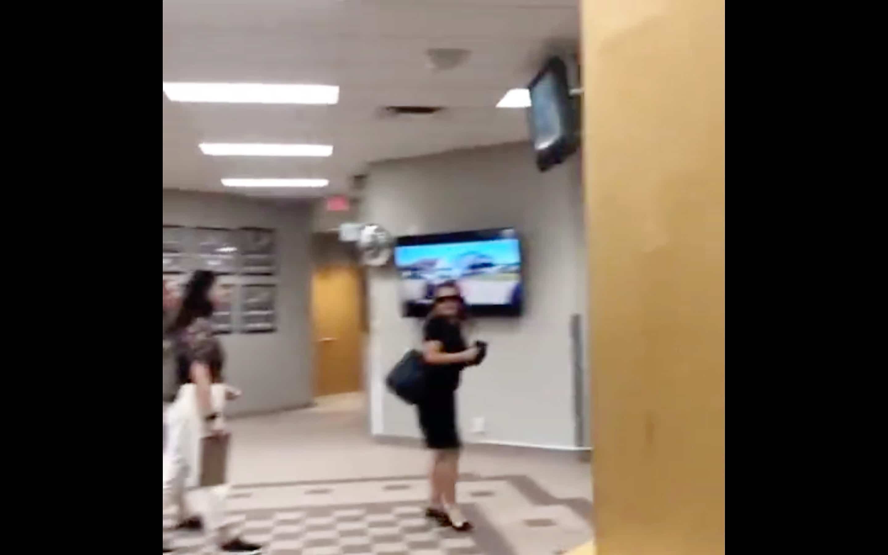 La ministre Chrystia Freeland est interpellée par un homme dans l’hôtel de ville de Grande Prairie, en Alberta.