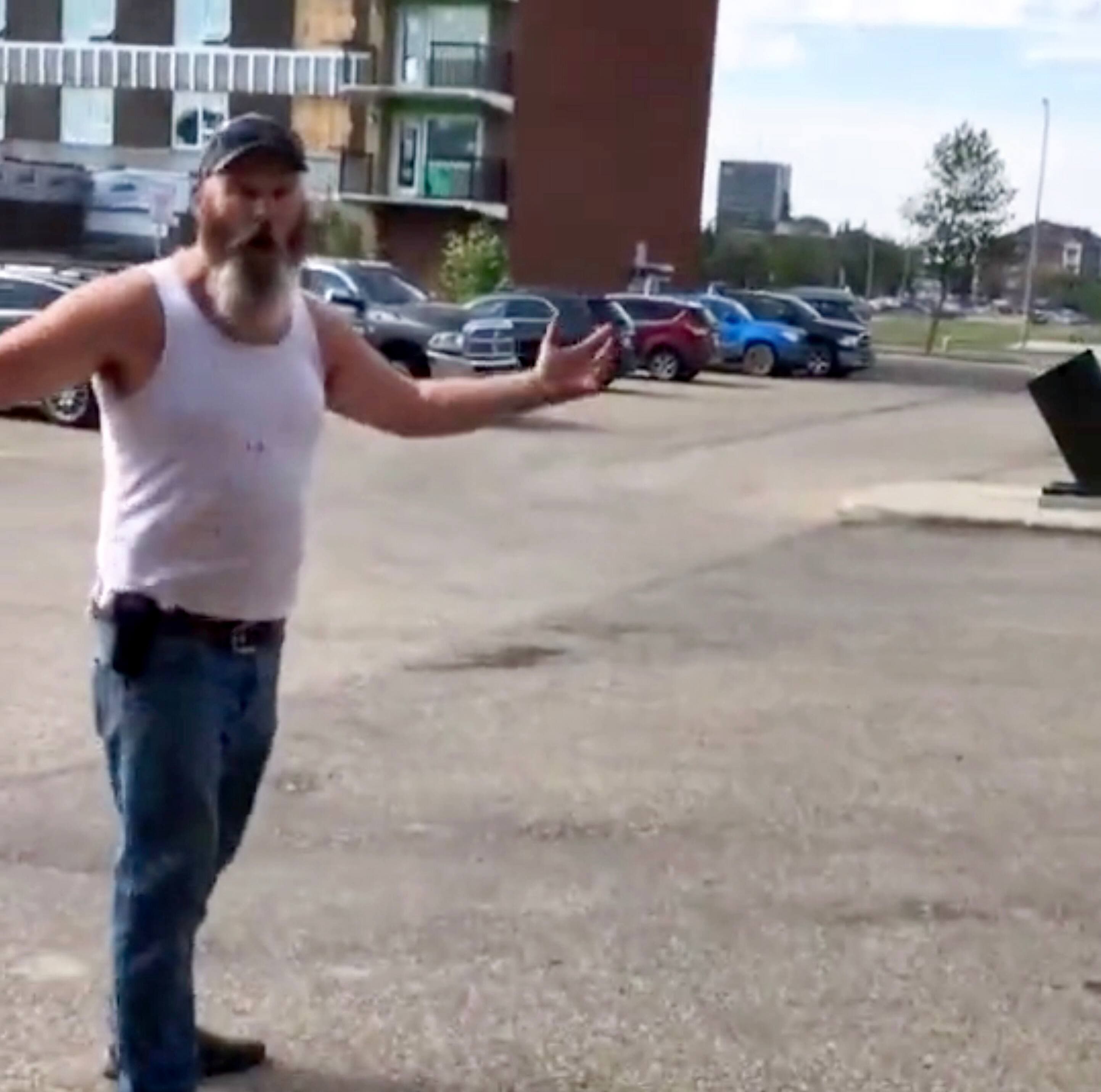 L’individu ressort, fier, de sa violente altercation verbale avec elle.