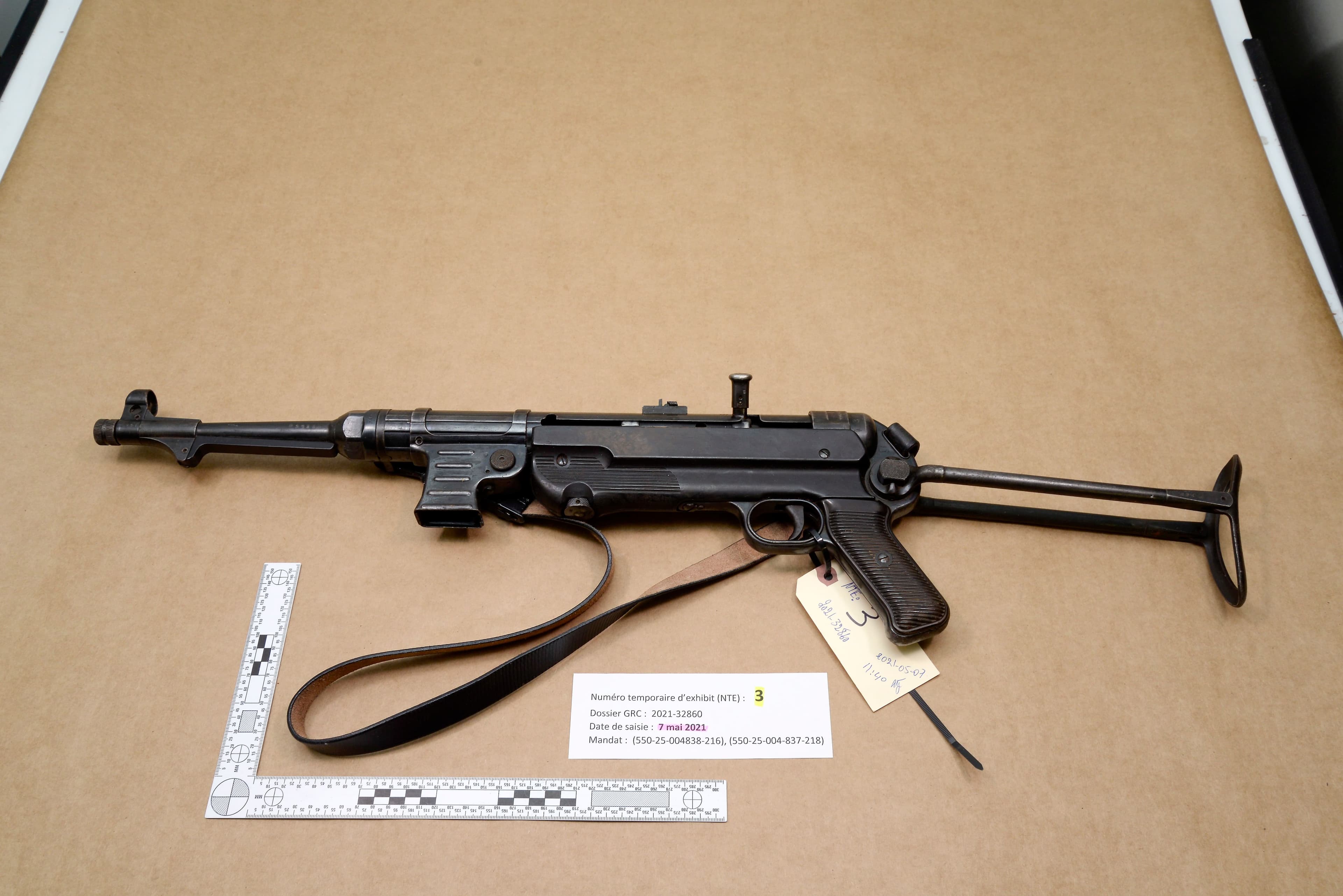 Les trois photos font référence à la découverte par des policiers de plusieurs armes à feu et caches secrètes chez le complotiste Raymond Têtu à Val-des-Monts, en 2021.