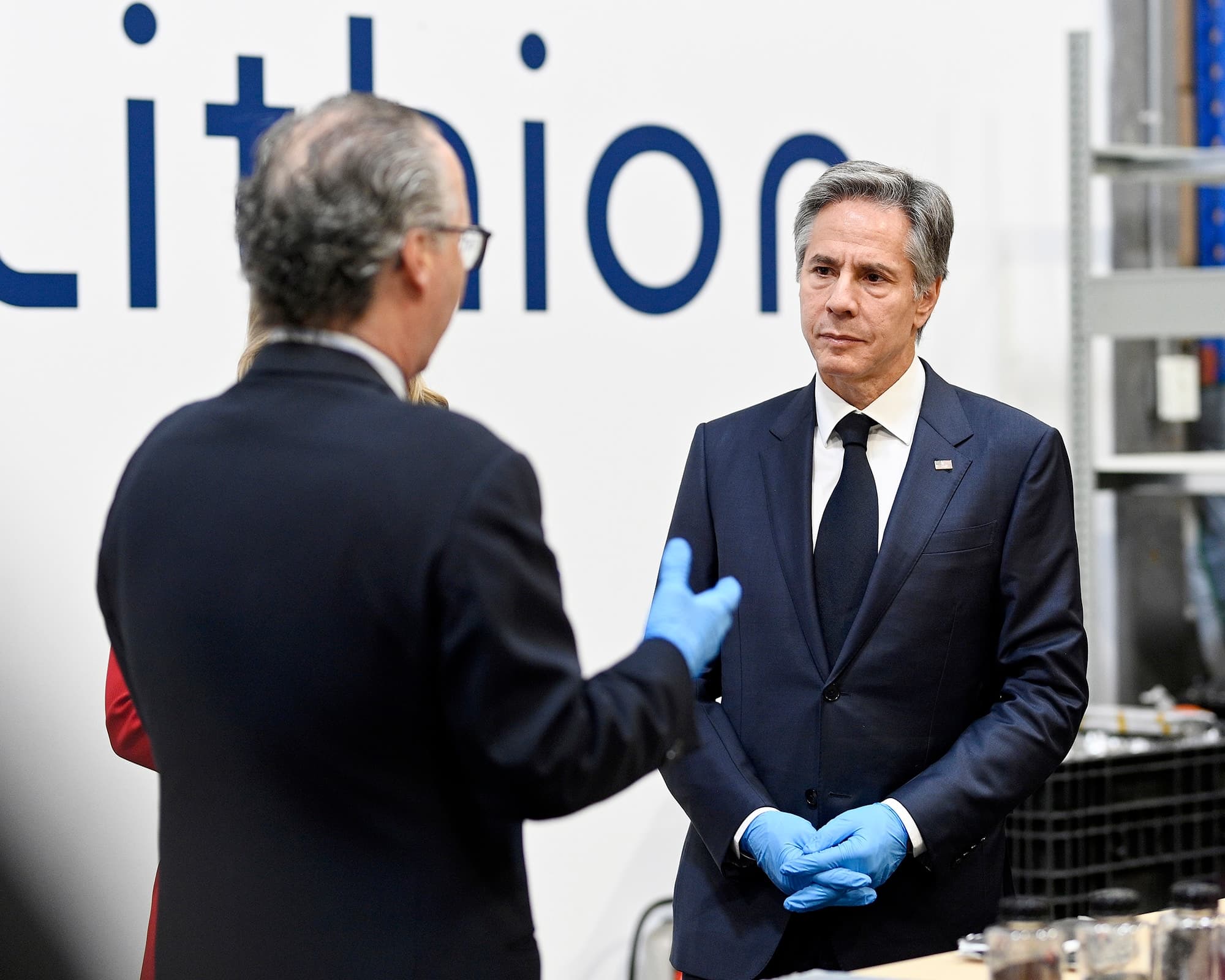 Le secrétaire d’État américain, Antony Blinken, lors de sa visite, hier, à l’usine de démonstration de Recyclage Lithion, à Anjou, dans le but de sécuriser la chaîne d’approvisionnement des véhicules électriques entre le Canada et les États-Unis.