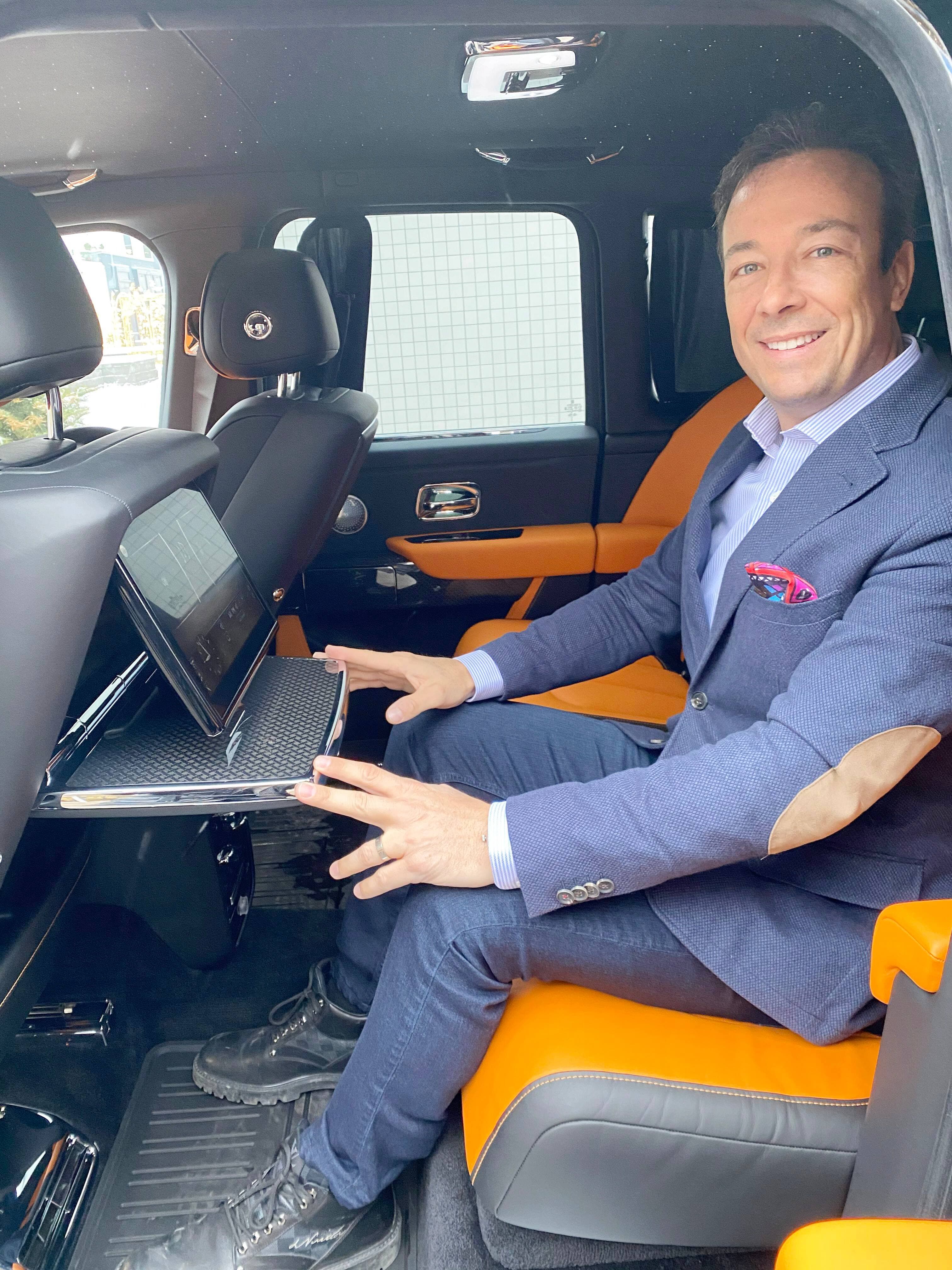 Luc Poirier à bord de sa Rolls-Royce Cullinan Black Badge 2020.