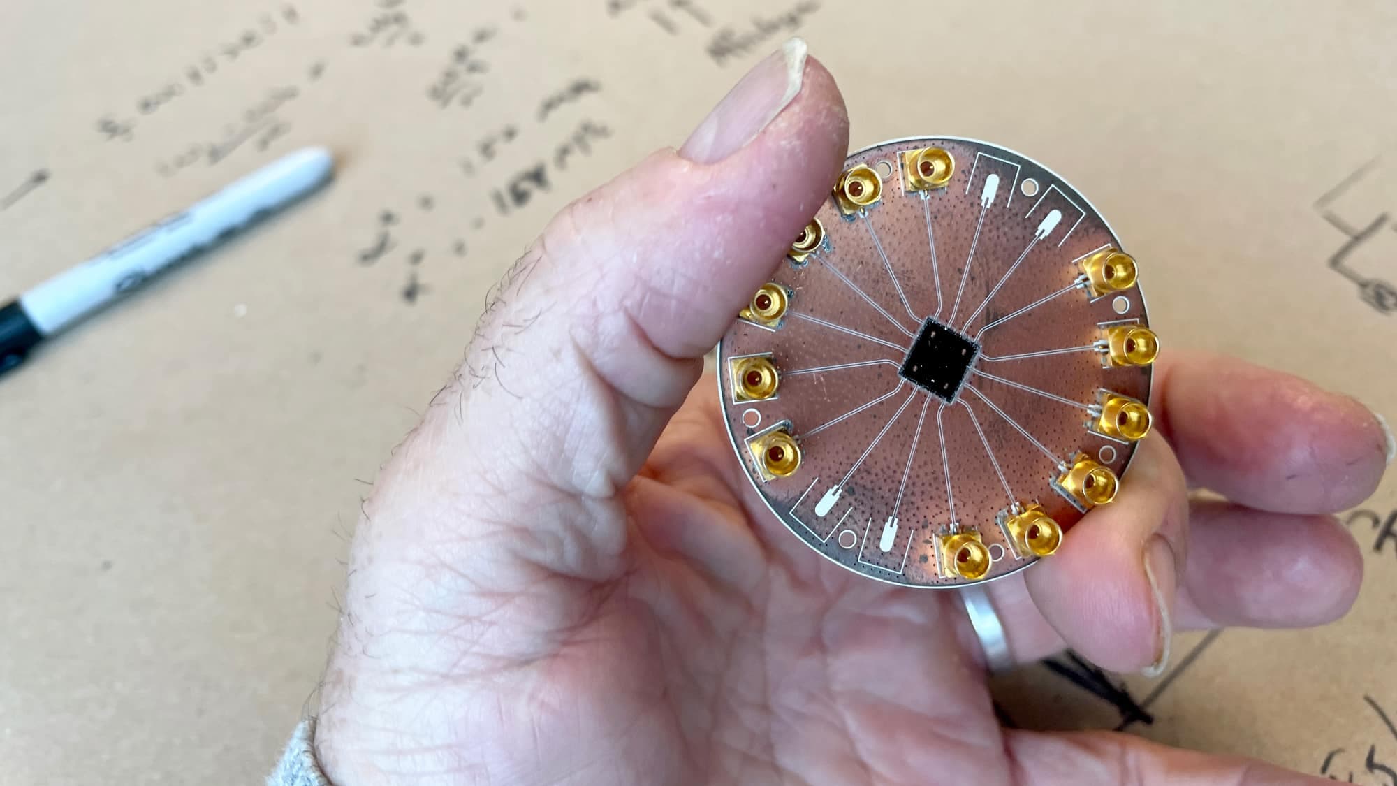 Prototype d’une composante de l’ordinateur quantique, cette pièce de métal contient des supraconducteurs de quatre qubits.