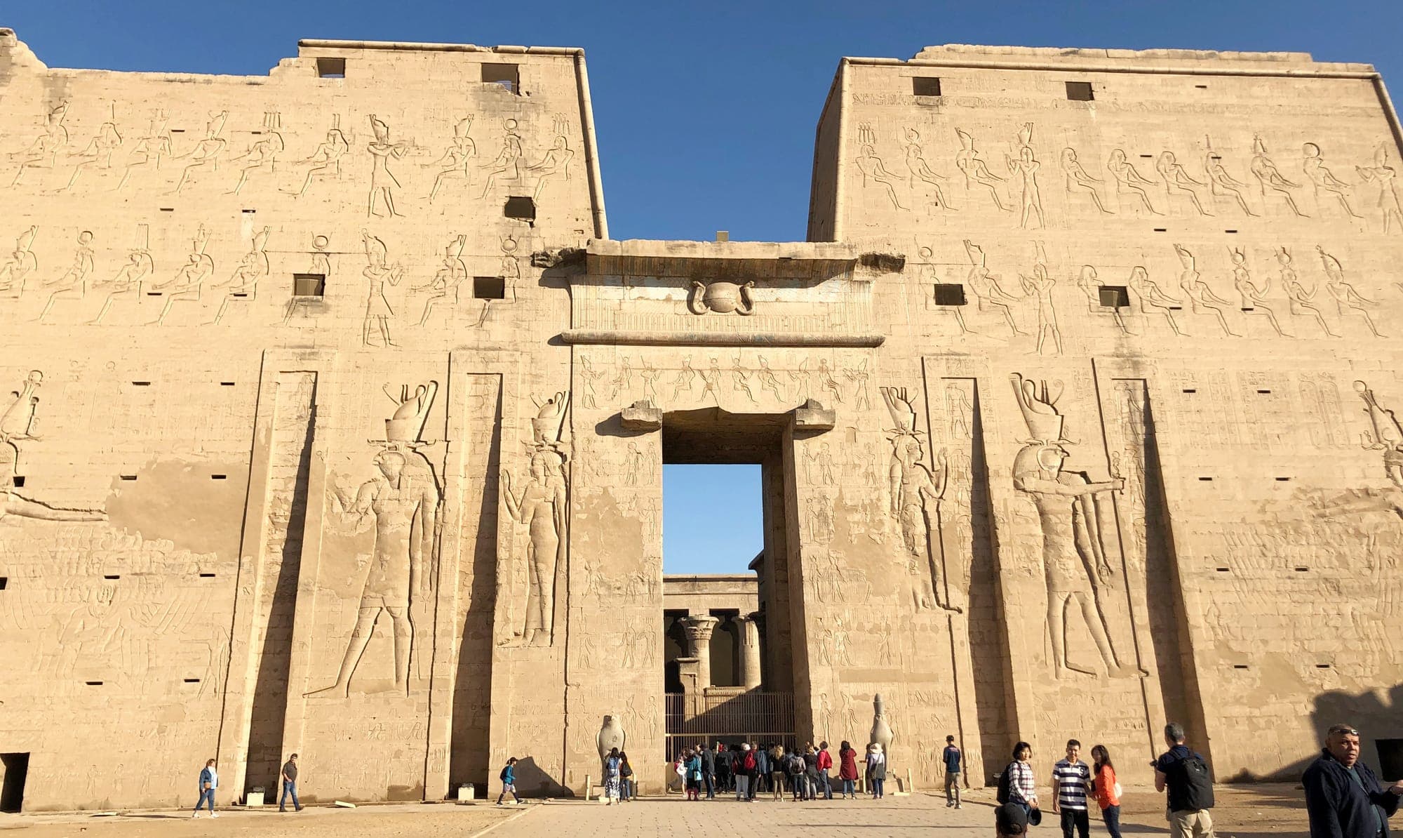 Le Temple D’Edfou est dédié au dieu Horus. Ses murailles sont couvertes de bas-reliefs et il est gardé par les aigles d’Horus.