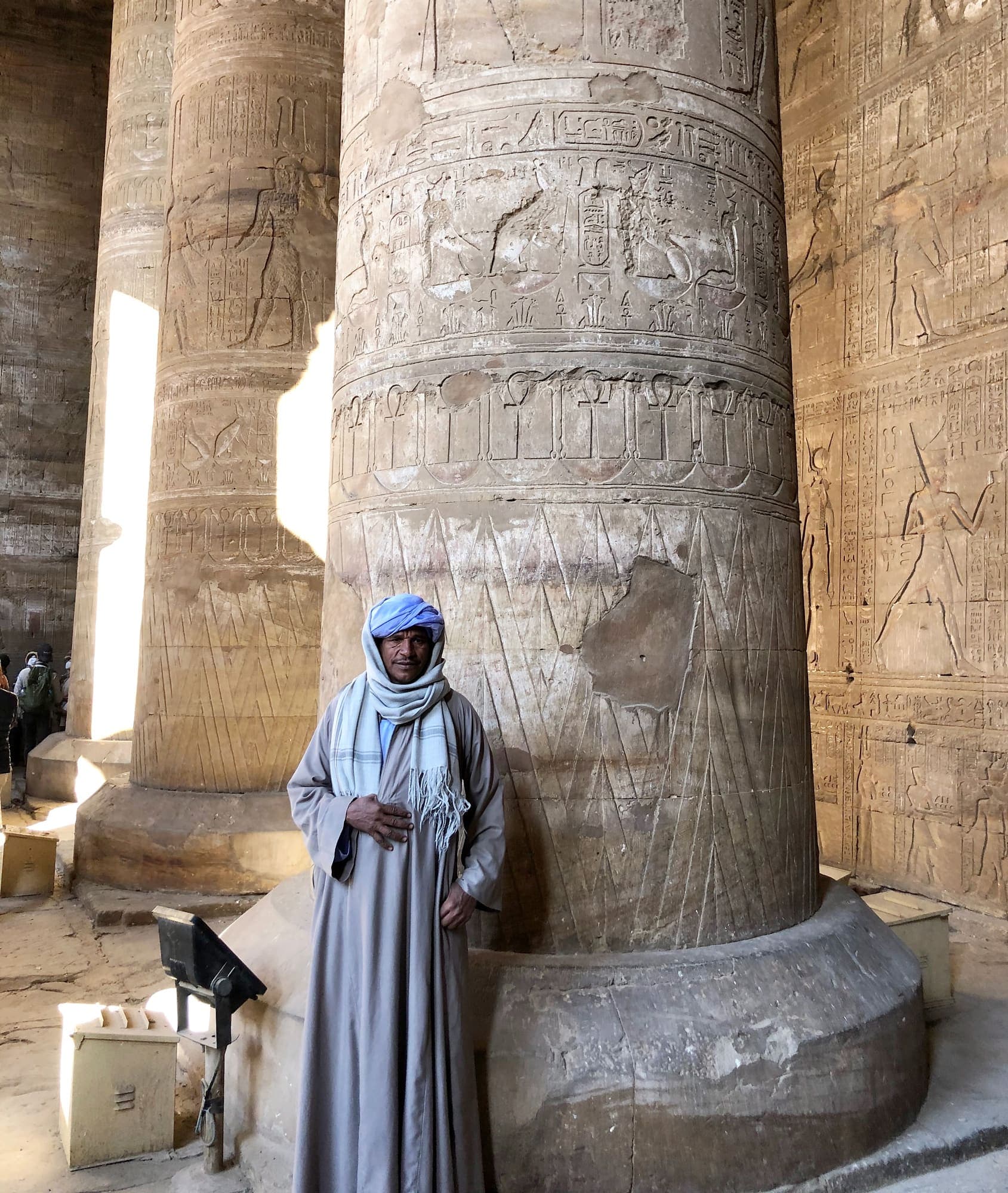 La présence d’un guide égyptologue permet de décoder les hiéroglyphes et de mieux comprendre l’histoire de cette civilisation ancienne.