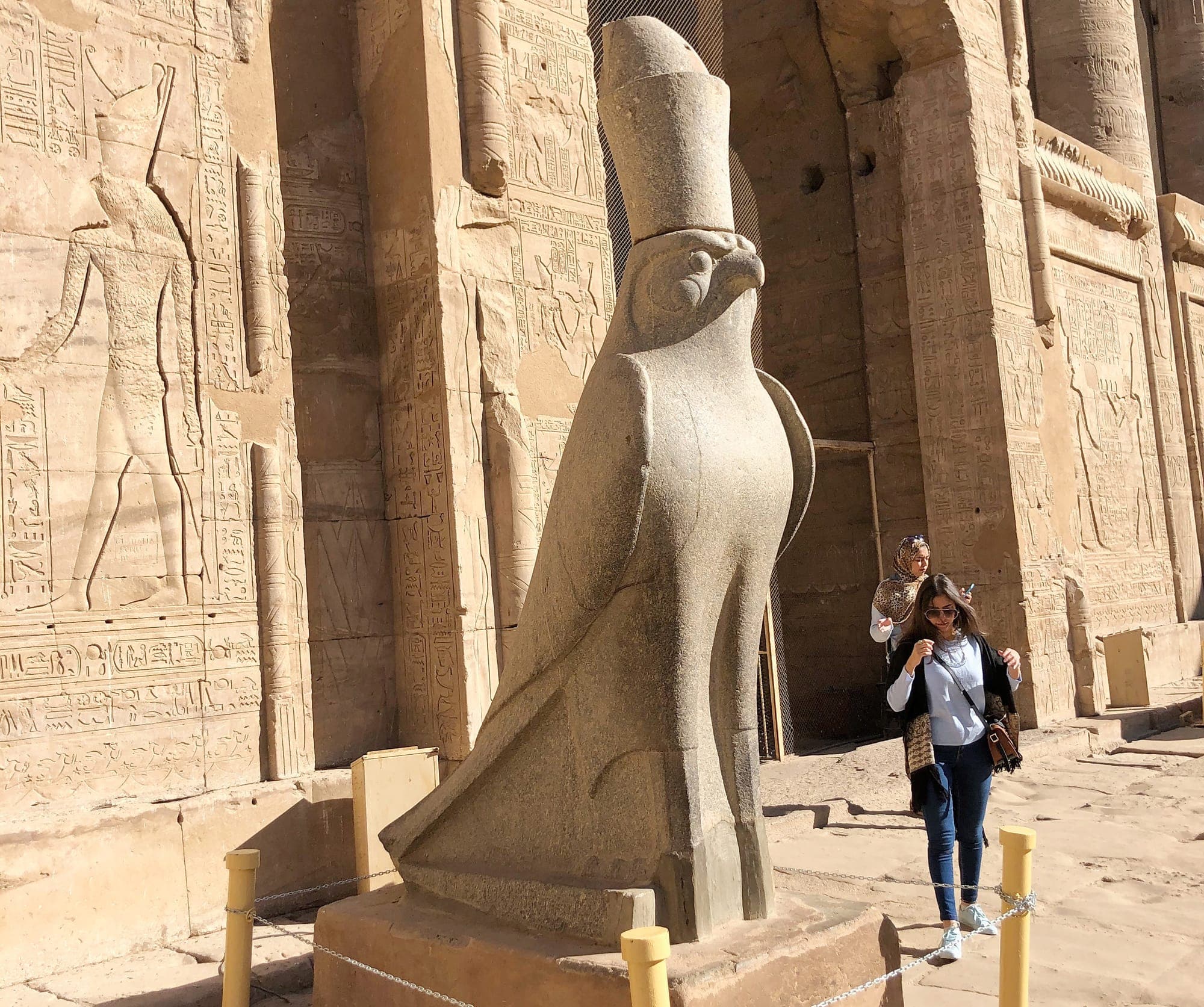 Pourquoi leurs dieux avaient-ils des têtes d’animaux, comme ce faucon qui représente le Dieu Horus ? C’est ce qu’on découvre lors de ces visites.