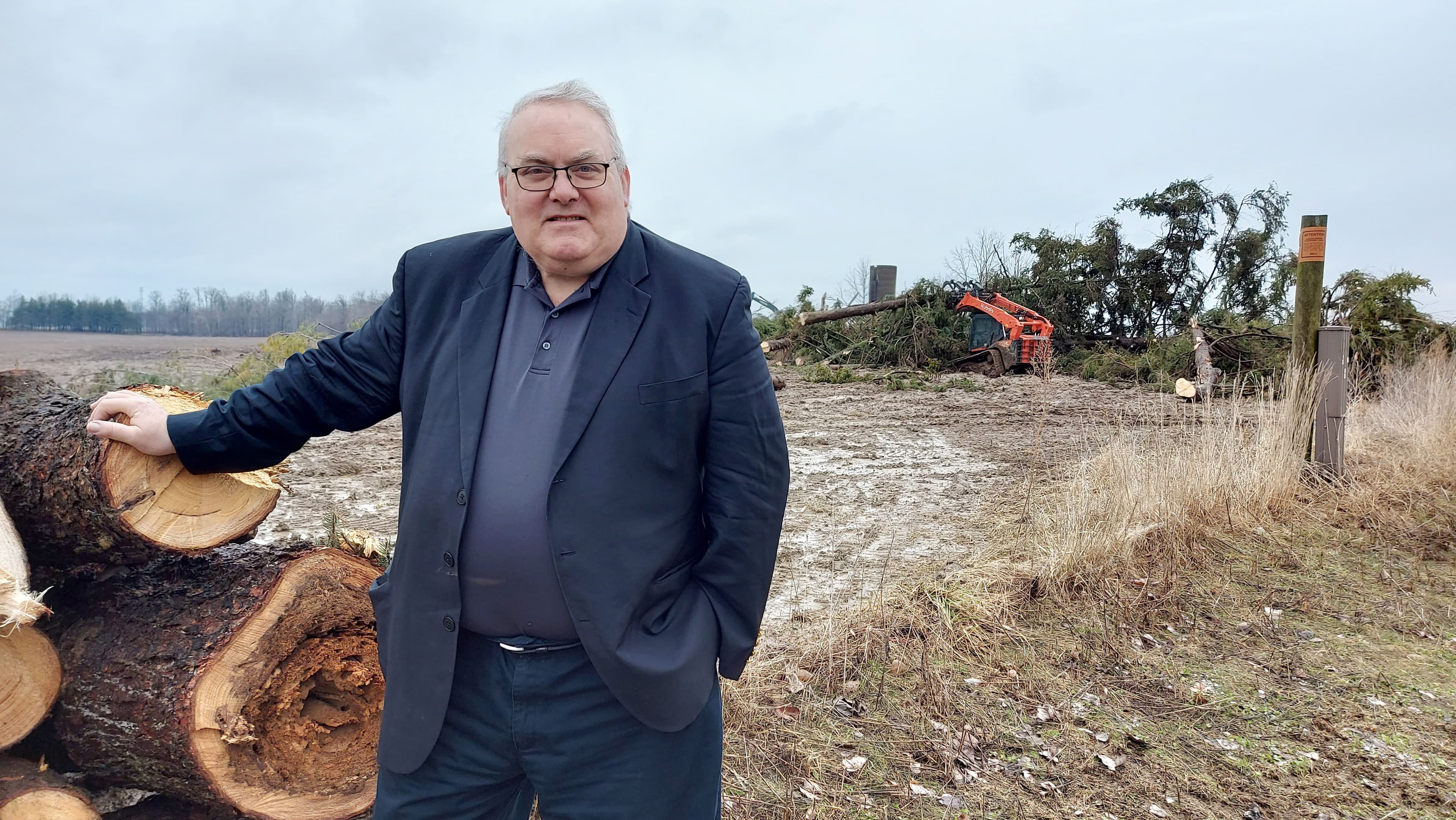 Joe Preston, maire de St. Thomas, devant l’une des parties de terrains déboisées pour faire place à la méga-usine de Volkswagen lors du passage du Journal.