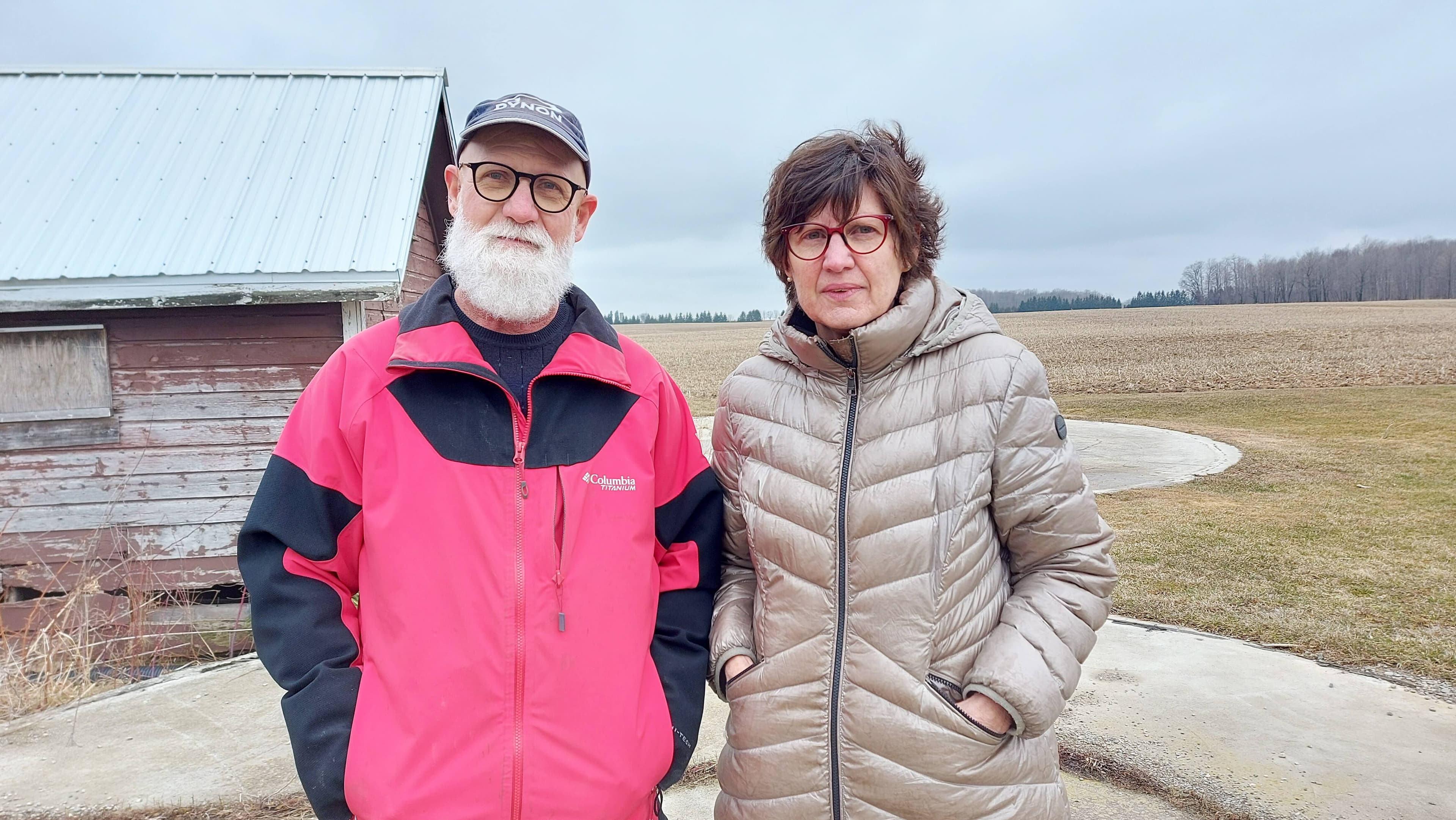 Diane Dubois et Tom Martin sont abasourdis par l’arrivée d’un mastodonte industriel à quelques centaines de mètres à peine de leur ferme familiale.