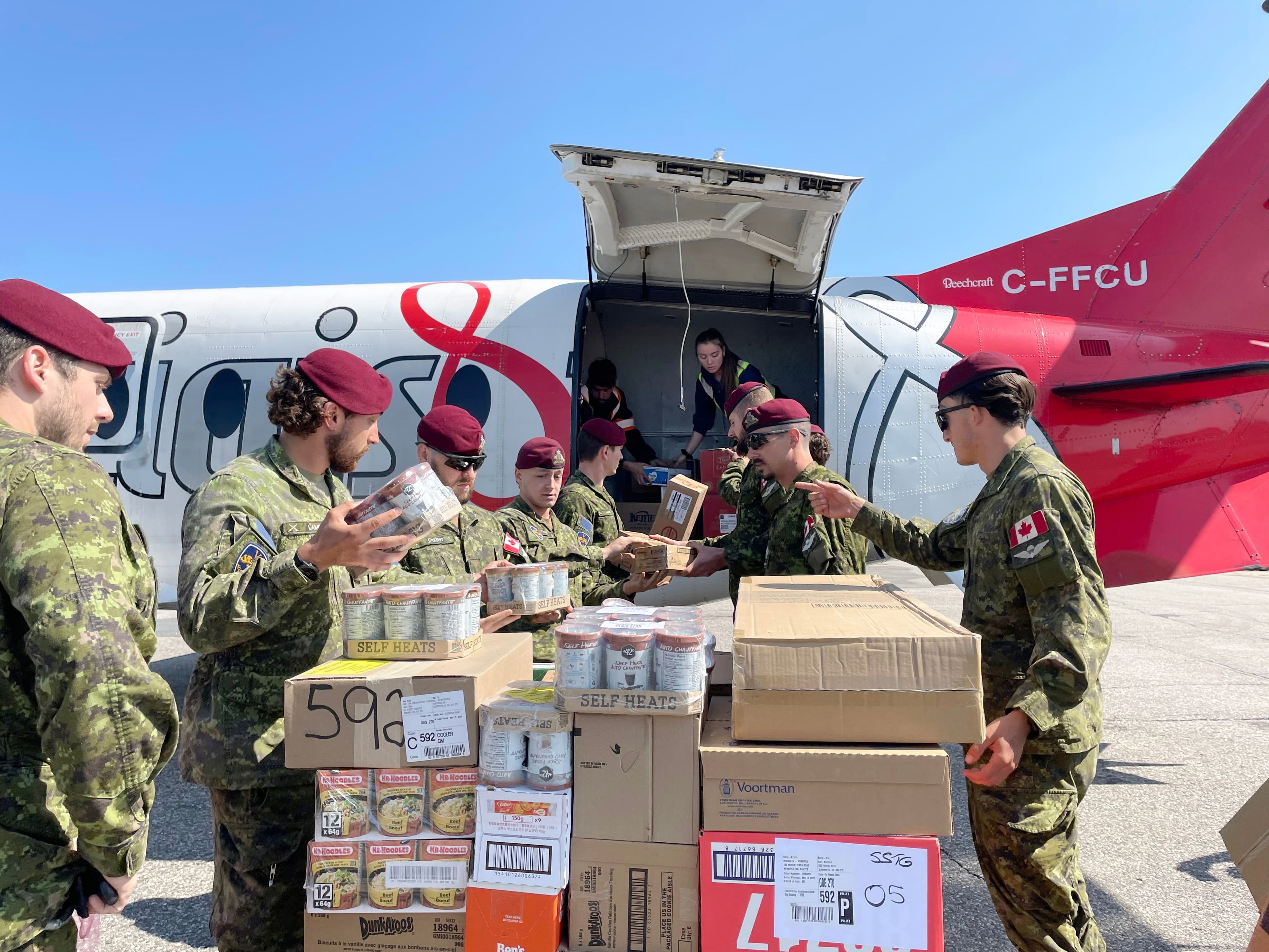 D’importantes denrées doivent être livrées à Schefferville et dans la Minganie. Une dizaine de militaires étaient en action à l’aéroport de Sept-Îles.