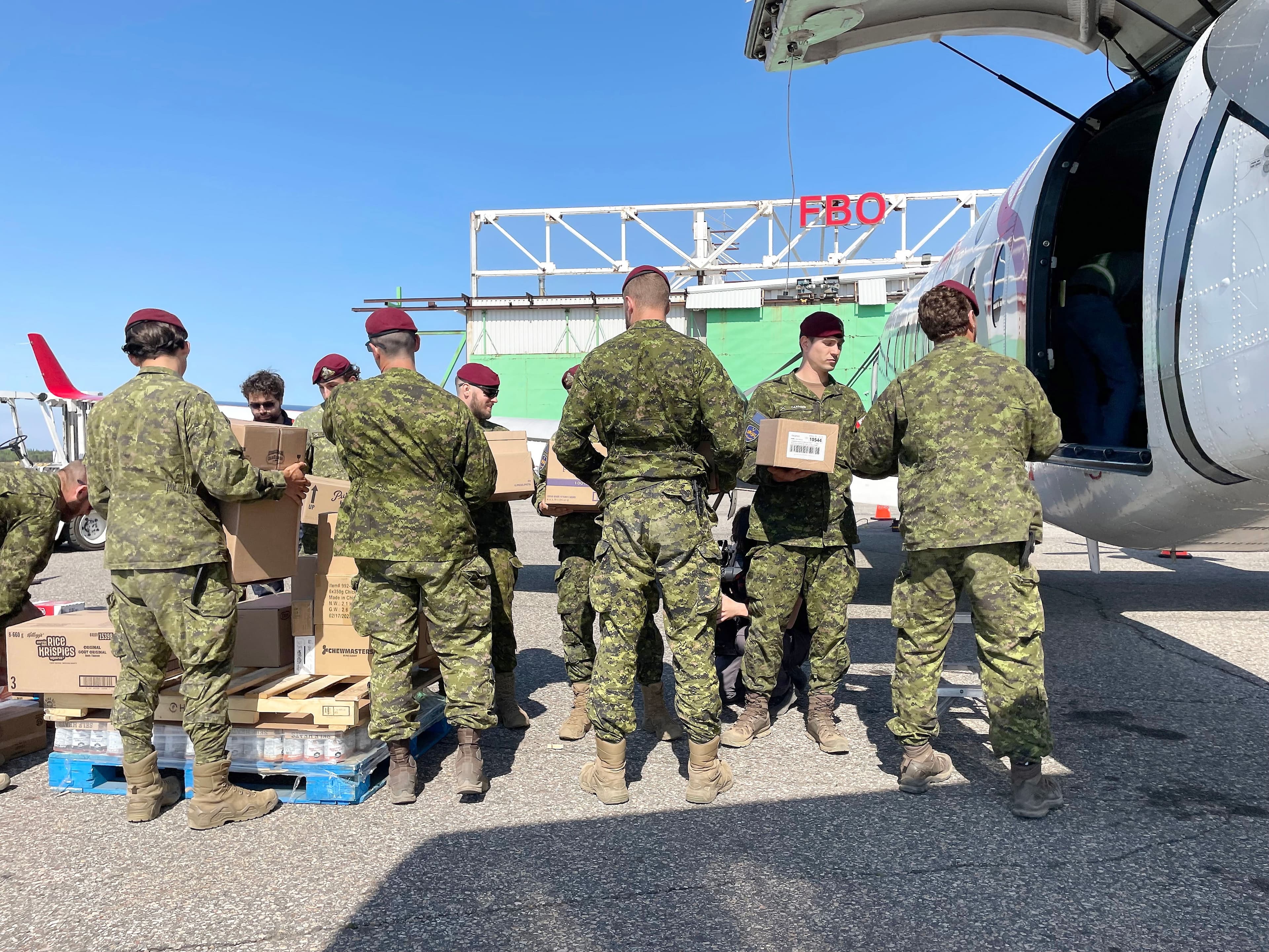 D’importantes denrées doivent être livrées à Schefferville et dans la Minganie. Une dizaine de militaires étaient en action à l’aéroport de Sept-Îles.