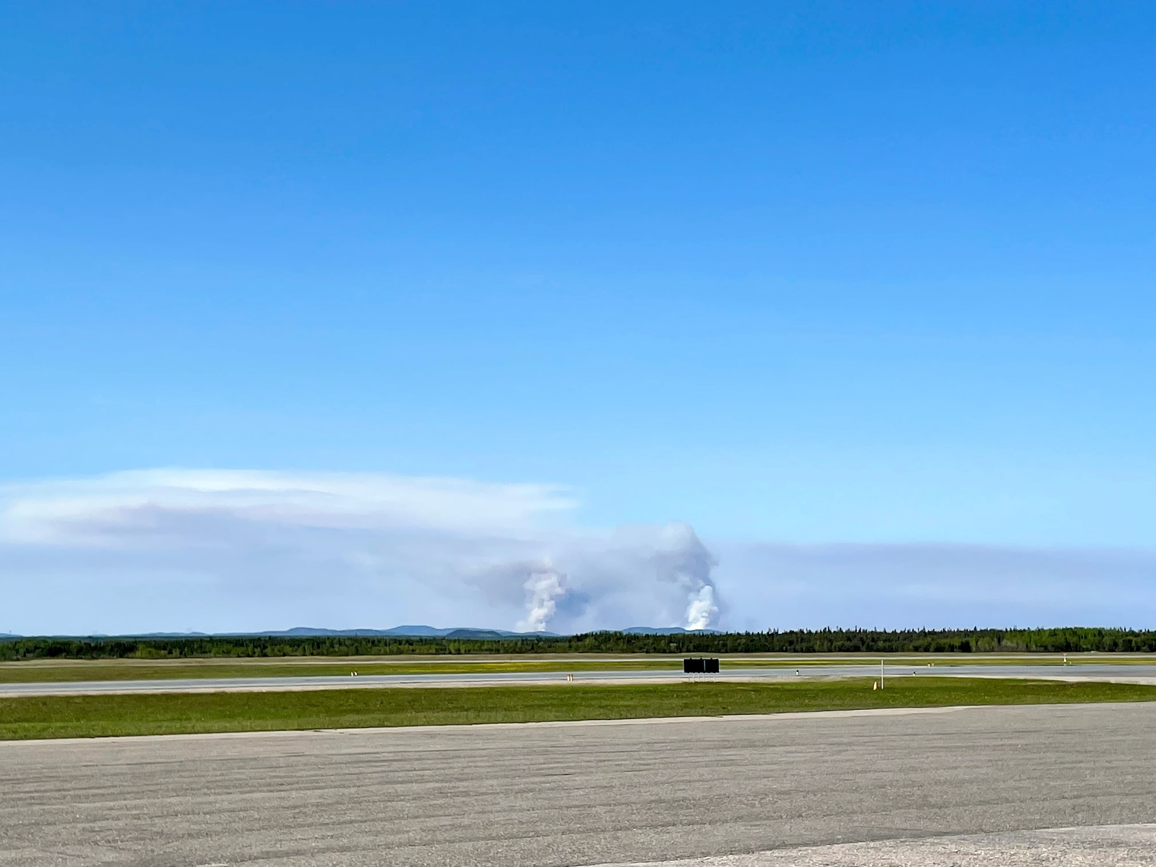 À l’aéroport de Sept-Îles, on pouvait apercevoir, dimanche, deux colonnes de fumée opaque provenant de la forêt.