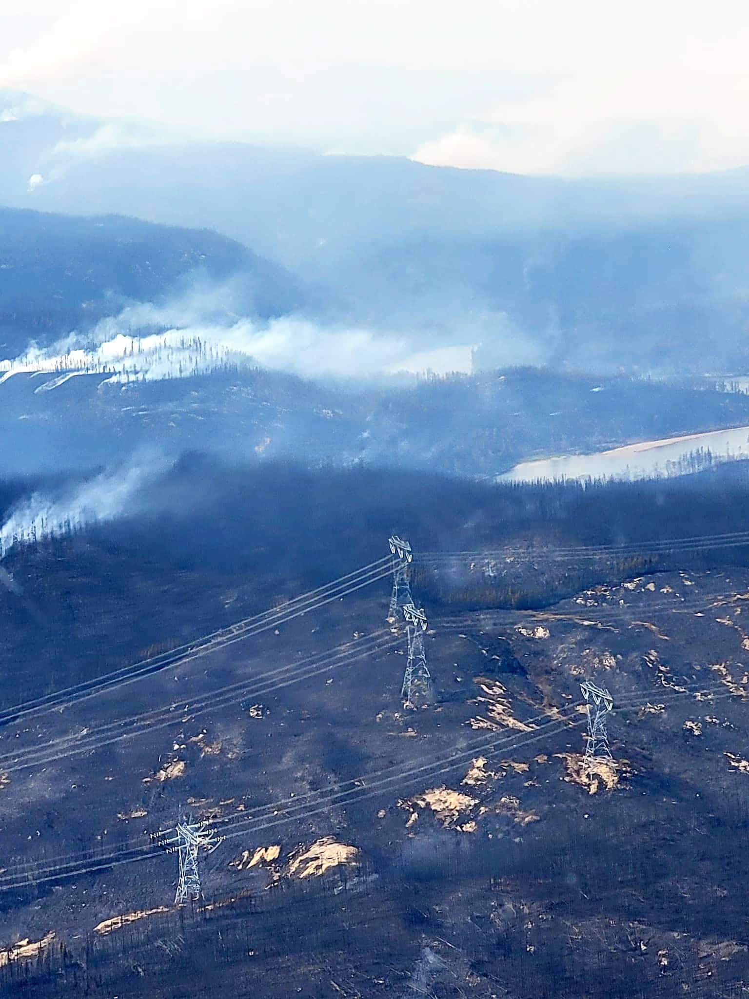 Après avoir survolé les incendies qui font rage à proximité de Sept-Îles, le maire Steeve Beaupré a rappelé que la partie était loin d'être gagnée dans une publication Facebook.