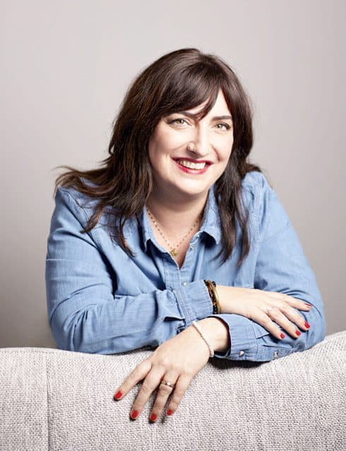 Virginie Grimaldi est née en 1977 à Bordeaux où elle vit toujours.