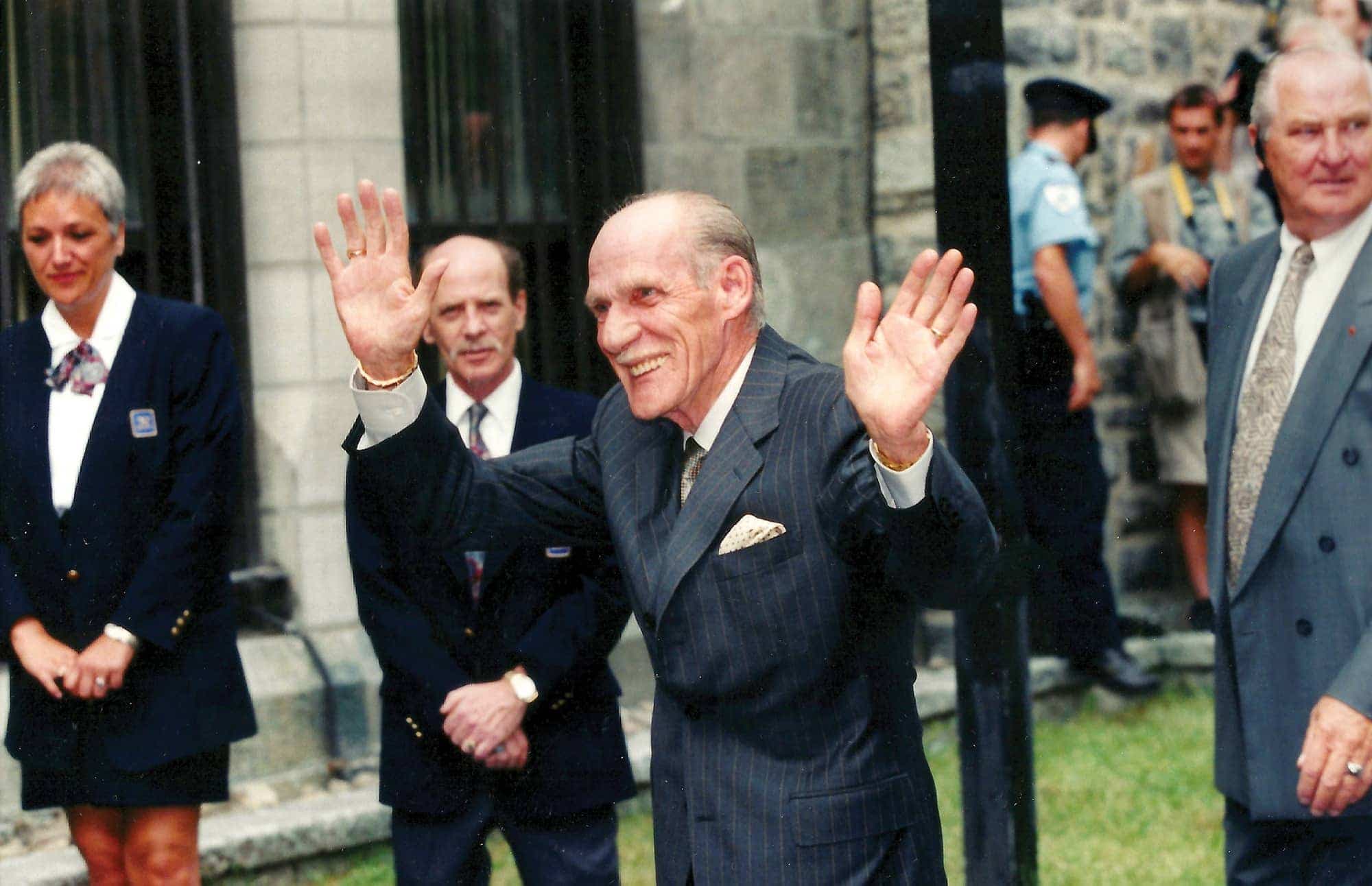 Le regretté Adhémar Dion se réjouit du bonheur de sa fille cadette.