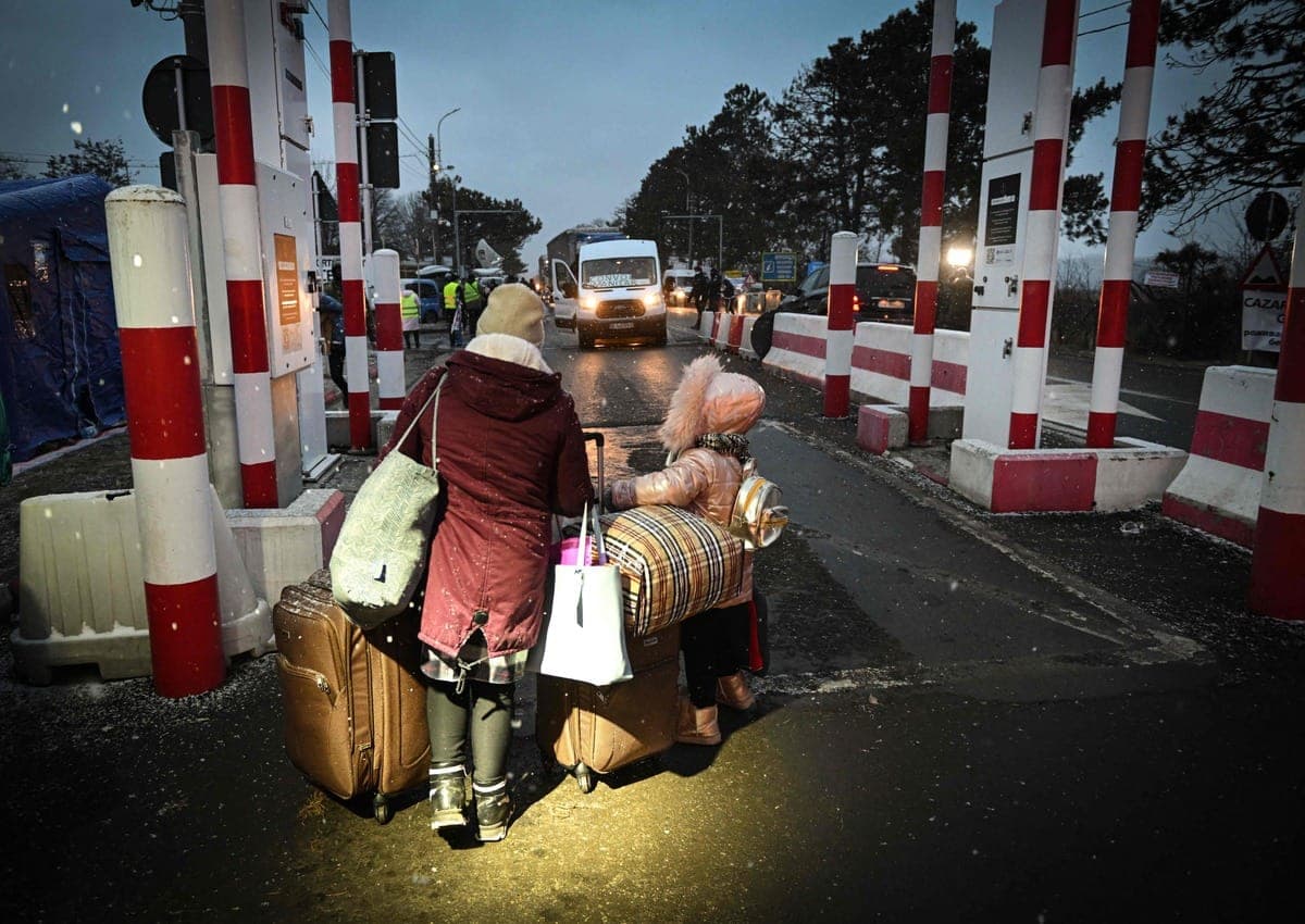 Une mère et son enfant marchent à la frontière de Siret, en Moldavie.