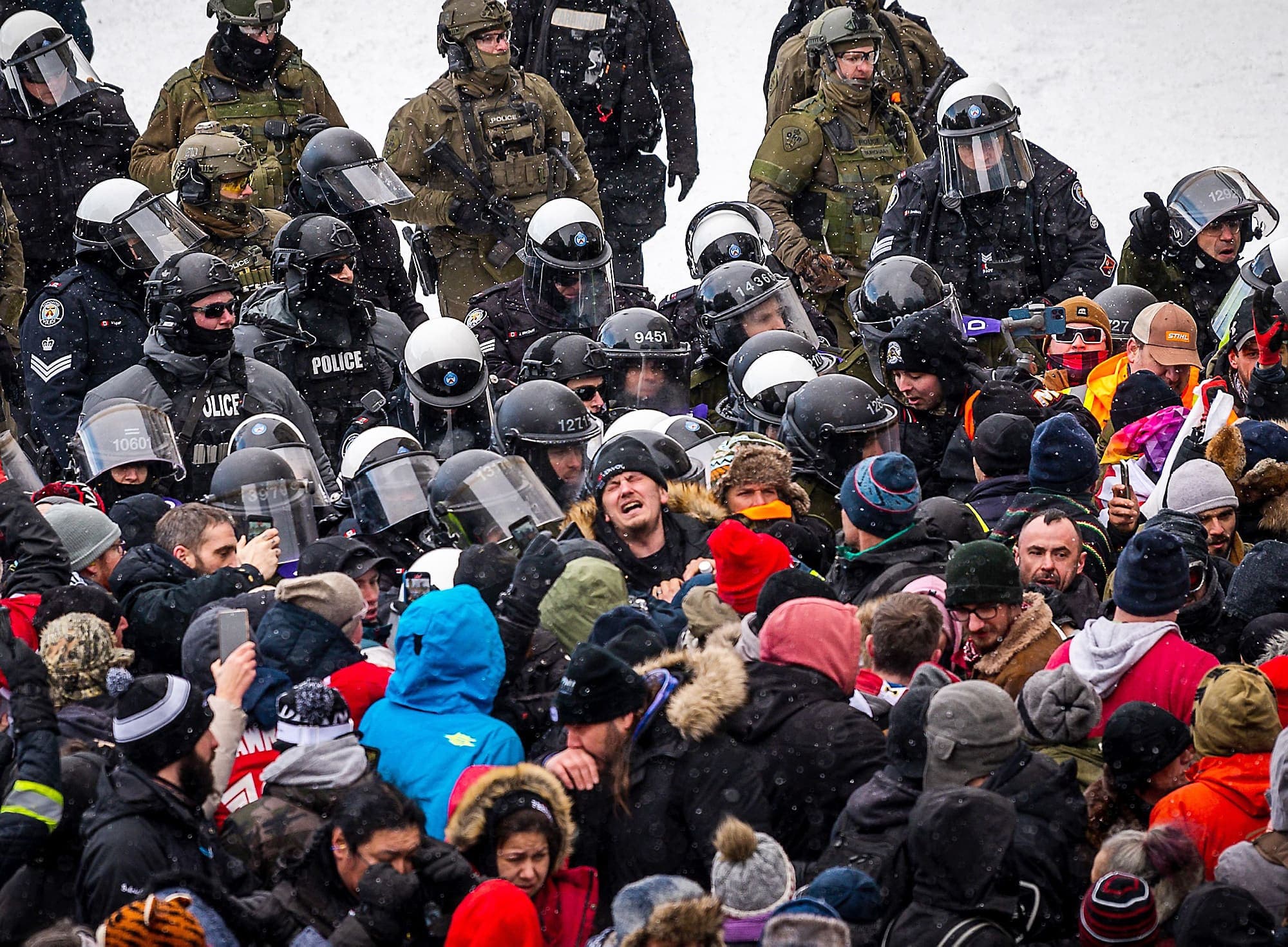 La rencontre du mur de policiers avec la horde de manifestants a fait quelques étincelles samedi à Ottawa.