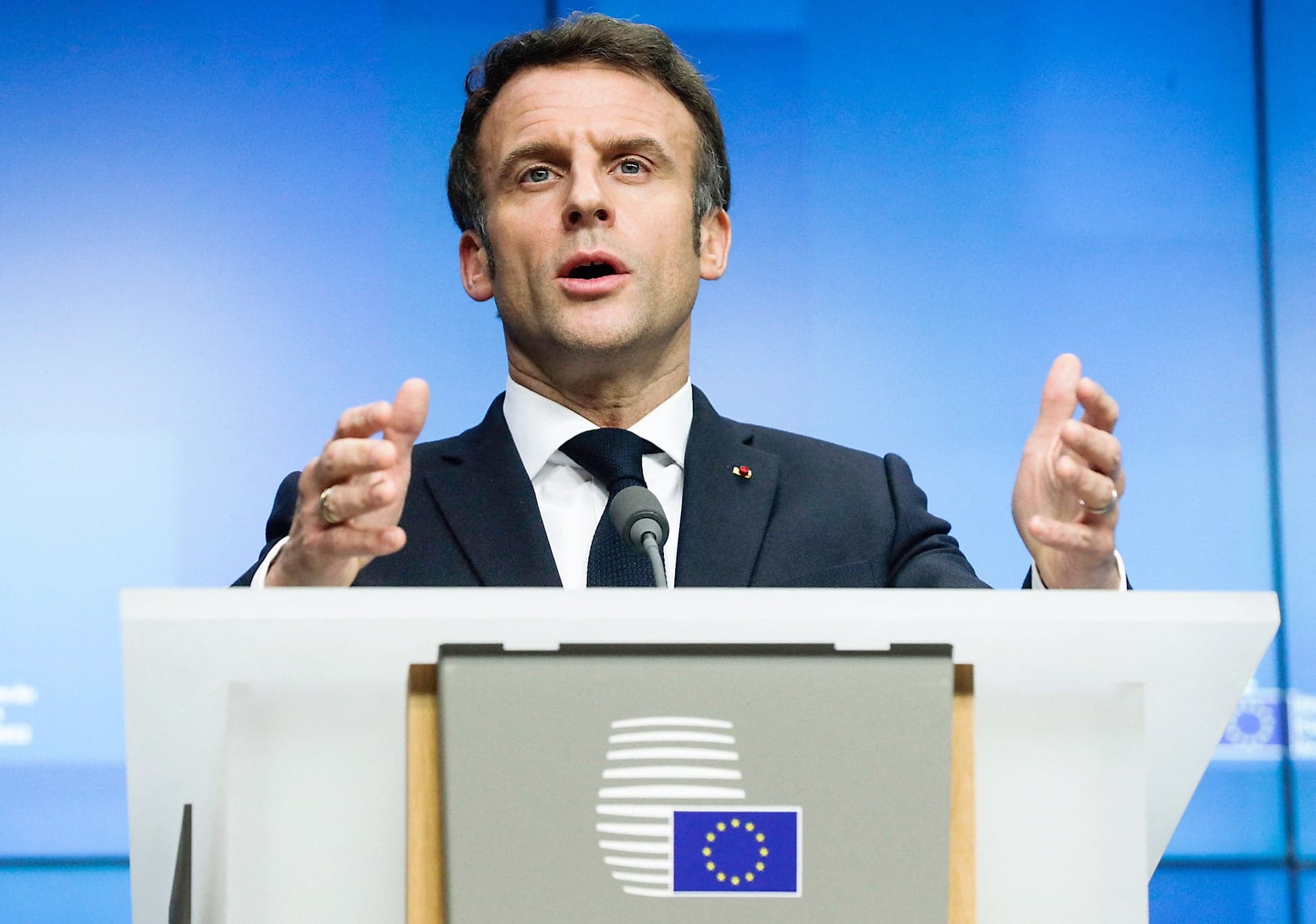 Le président français Emmanuel Macron lors d’une conférence de presse après la réunion spéciale du Conseil européen sur l’agression de la Russie contre l’Ukraine, vendredi, à Bruxelles.