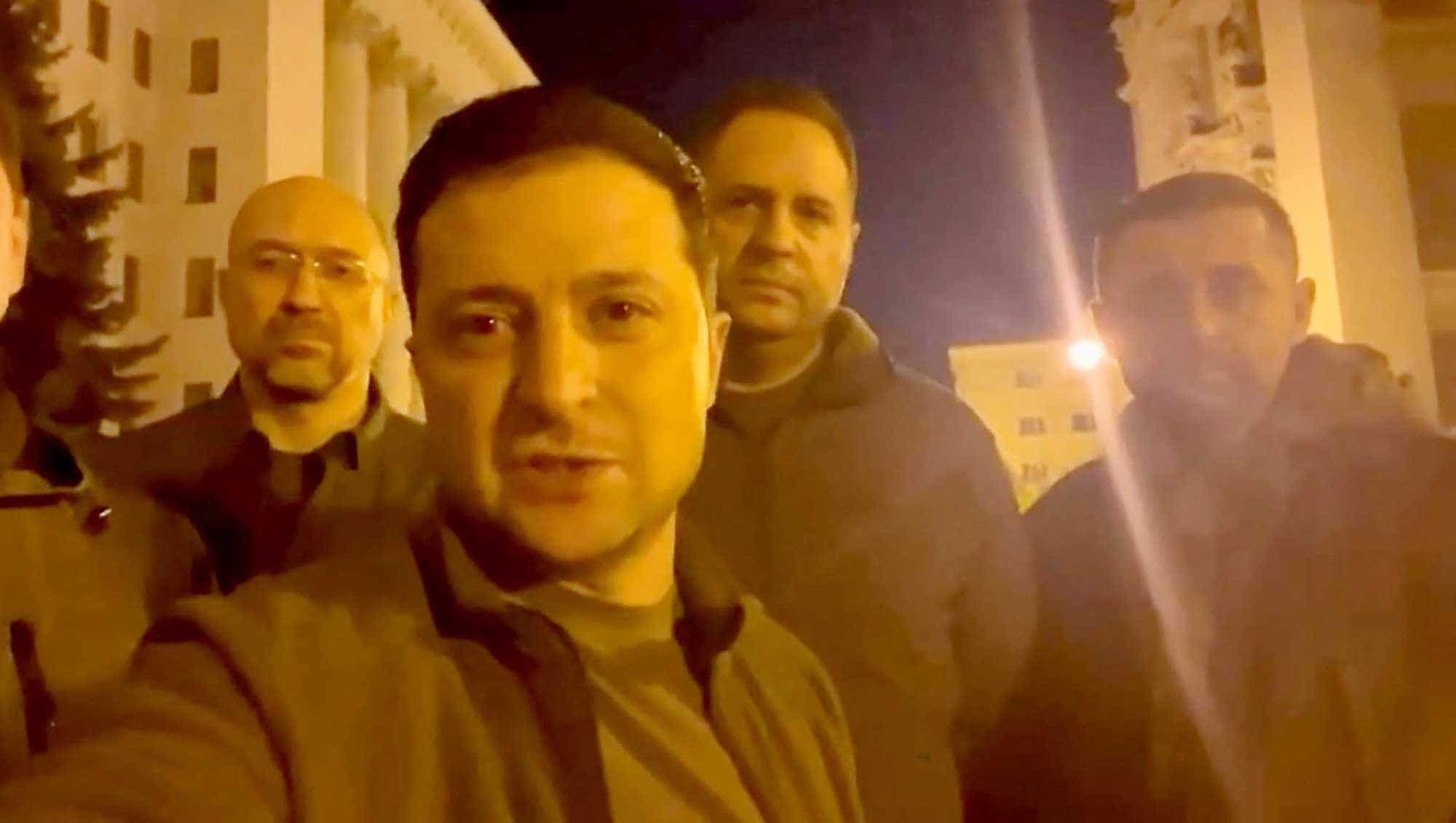 Le président ukrainien Volodymyr Zelensky a assuré vendredi se trouver à Kiev pour défendre l’Ukraine, dans une vidéo où il apparaît avec ses collaborateurs devant le bâtiment de la présidence.