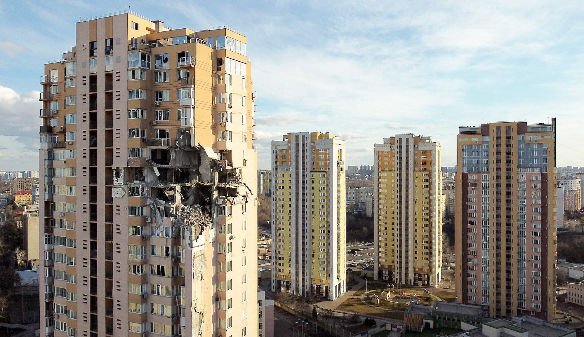 Un missile a heurté de plein fouet une tour résidentielle de la banlieue de Kiev samedi en matinée, rapportait le réseau américain CNN. Les Ukrainiens blâment la Russie, tandis que les Russes assurent qu’il s’agit plutôt d’une opération de défense ukrainienne qui a mal tourné. L’attaque a fait au moins six blessés, selon le maire de la capitale.