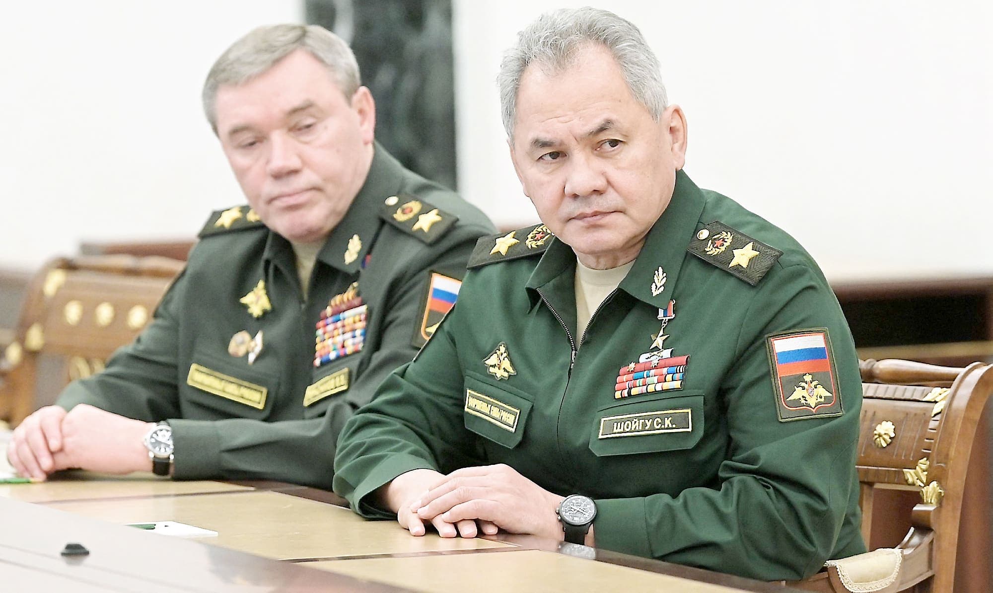 Le chef d’état-major général russe Valery Gerasimov et le ministre de la Défense écoutant stoïquement les ordres de Vladimir Poutine lorsqu’il a exigé la force maximale de dissuasion, qui inclut les armes nucléaires.