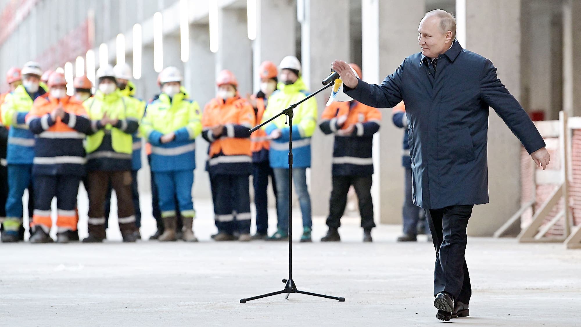 Malgré la crise, le président russe s’est rendu sur le chantier de construction du Centre national de l’espace à Moscou.