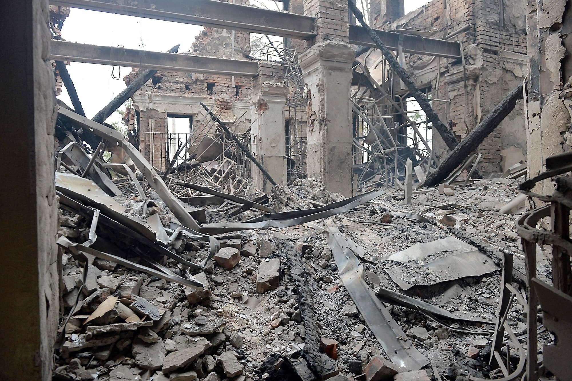 Une école de Kharkiv, deuxième ville en importance en Ukraine, a été complètement détruite hier par les tirs russes.