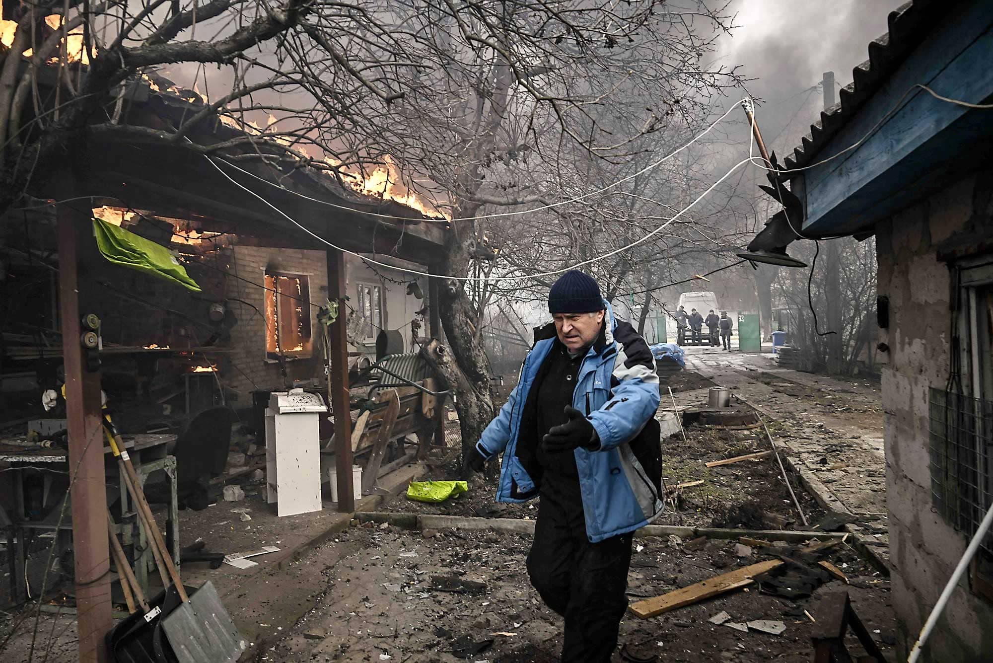 Un citoyen d’Irpin, petite ville au nord de Kyïv, s’éloigne de sa maison en flamme après qu’elle a été bombardée par les Russes.