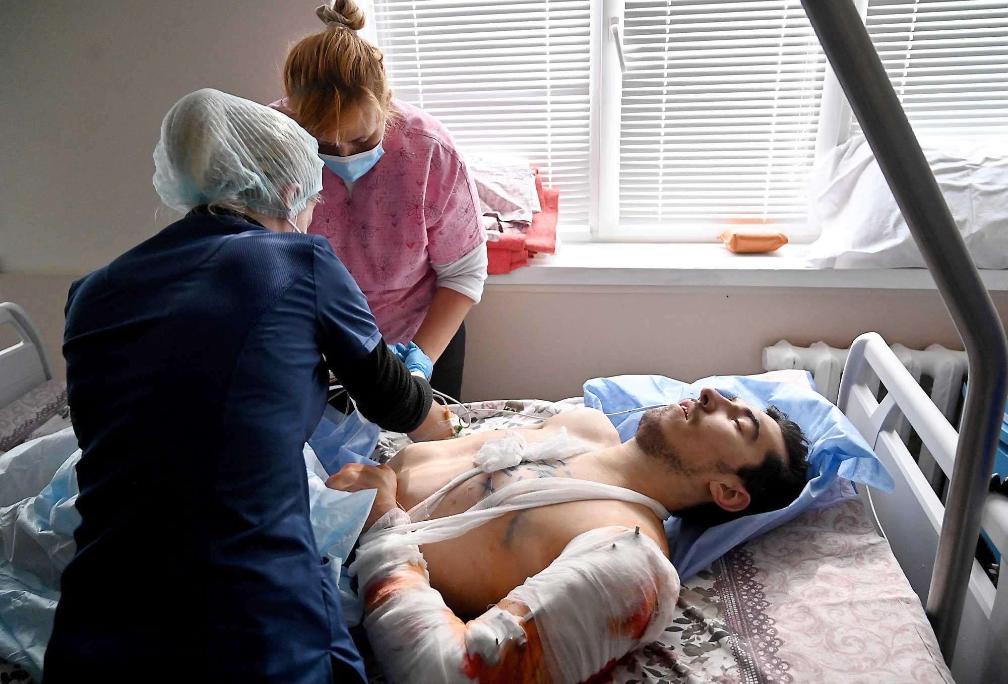 Un militaire blessé pendant un combat près de la capitale ukrainienne est traité dans un hôpital de Kyïv.