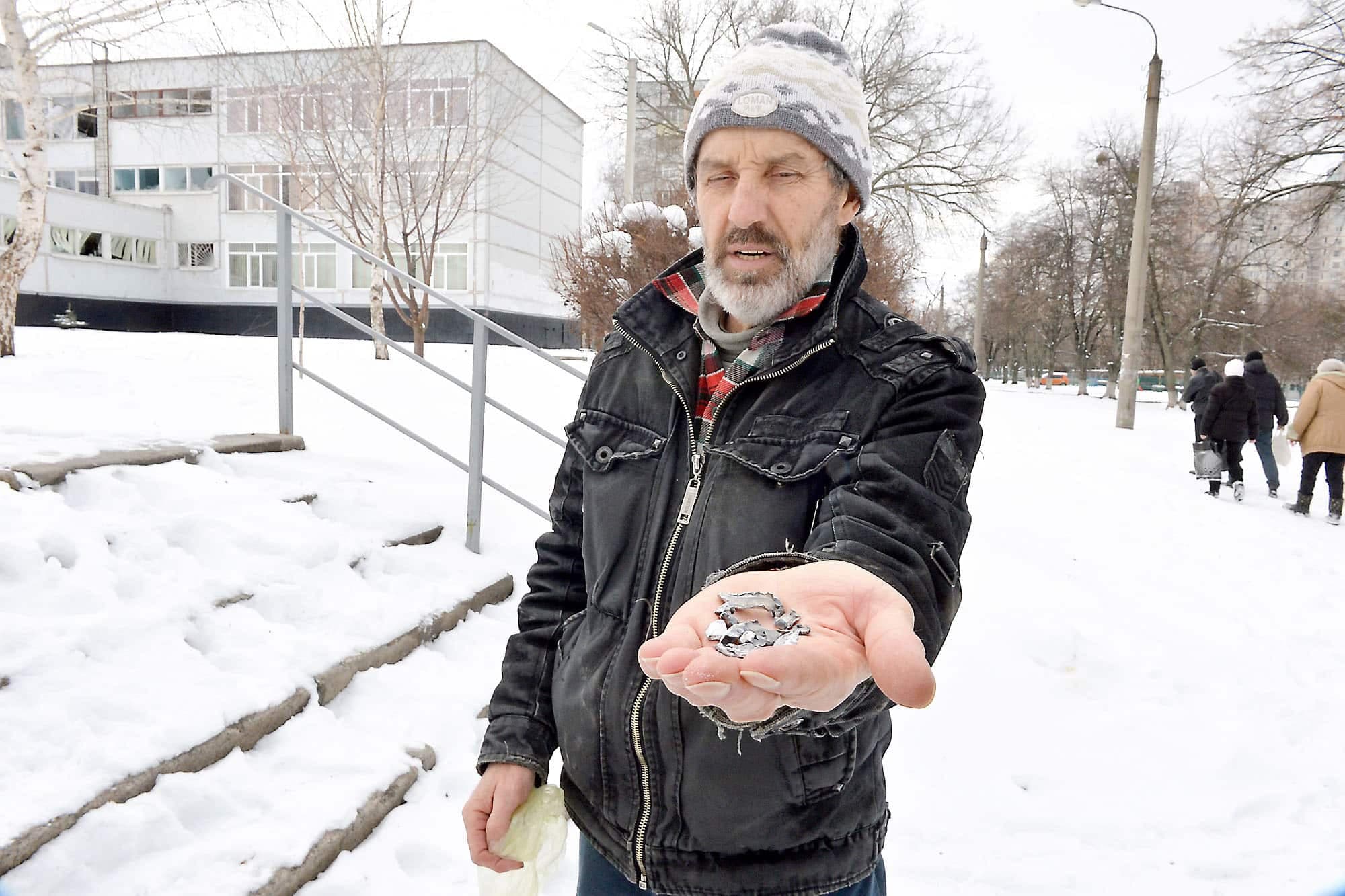 Un homme à Kharkiv montre à la caméra des éclats d’une bombe à fragmentation conçue pour blesser un maximum de personnes.