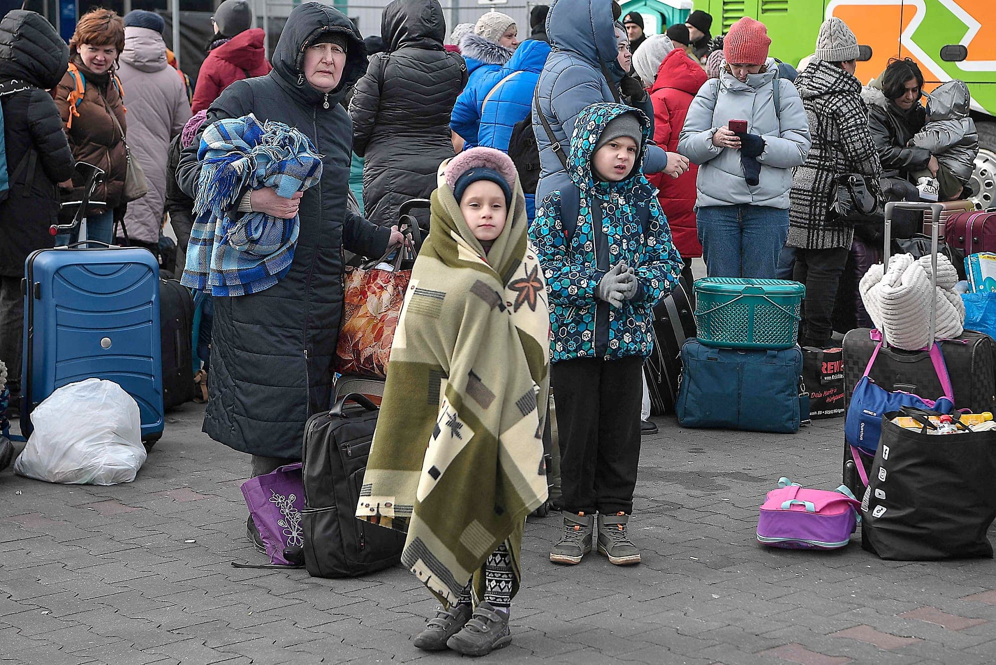 Des familles attendaient hier des autobus pour continuer leur chemin en Pologne.