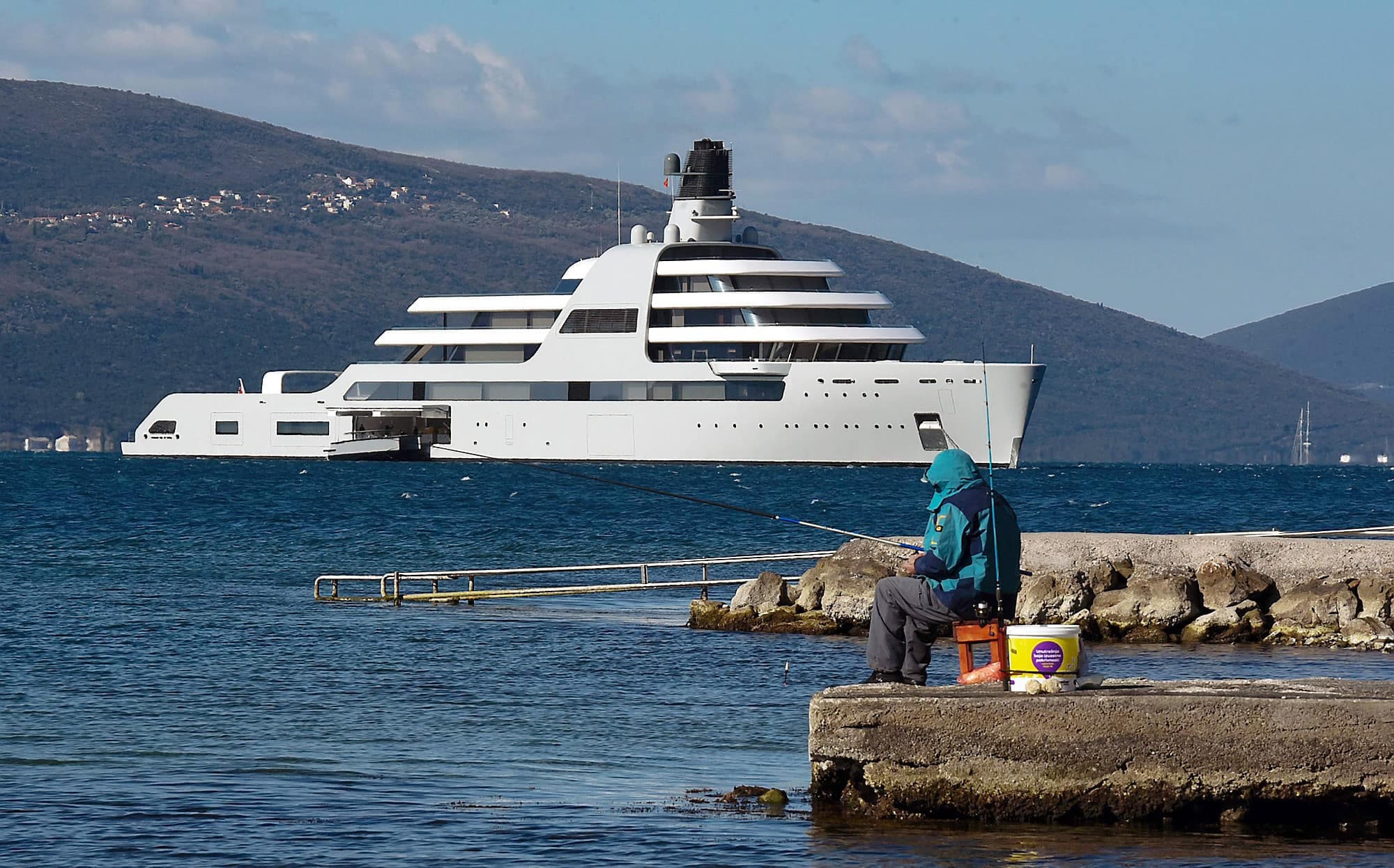 Le superyacht Solaris appartenant à Roman Abramovitch se trouvait au Monténégro samedi dernier. Le bateau de 600 millions $ US dispose d’un beach club et de vitres pare-balles.