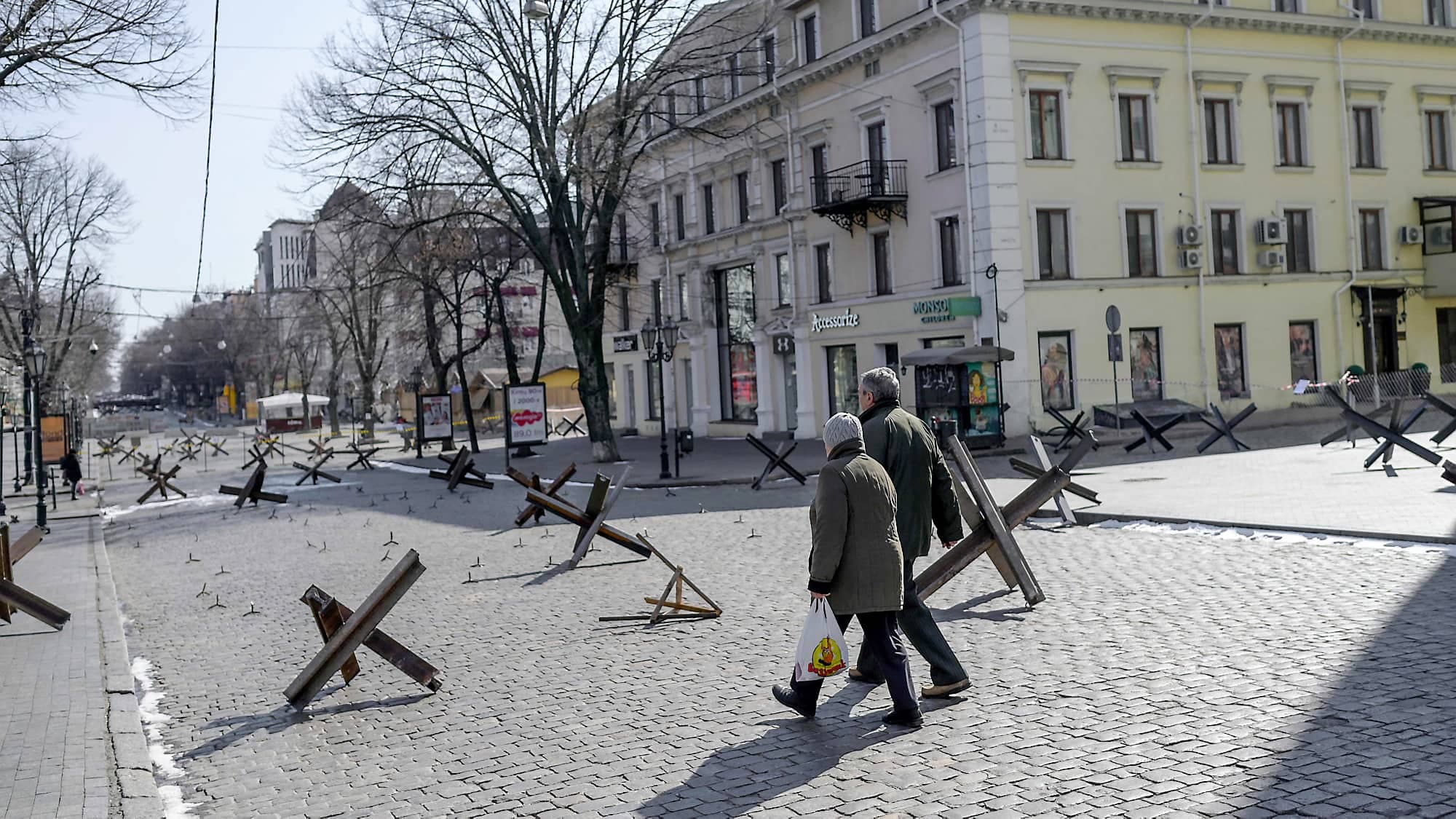 Plusieurs dizaines de dispositifs antichars ont été disposés sur les artères de la ville, presque déserte.