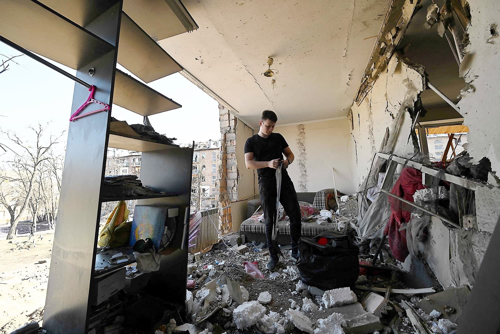 Au lendemain d’une attaque russe, un résident de Kyïv est venu récupérer ce qu’il peut dans son logis détruit.