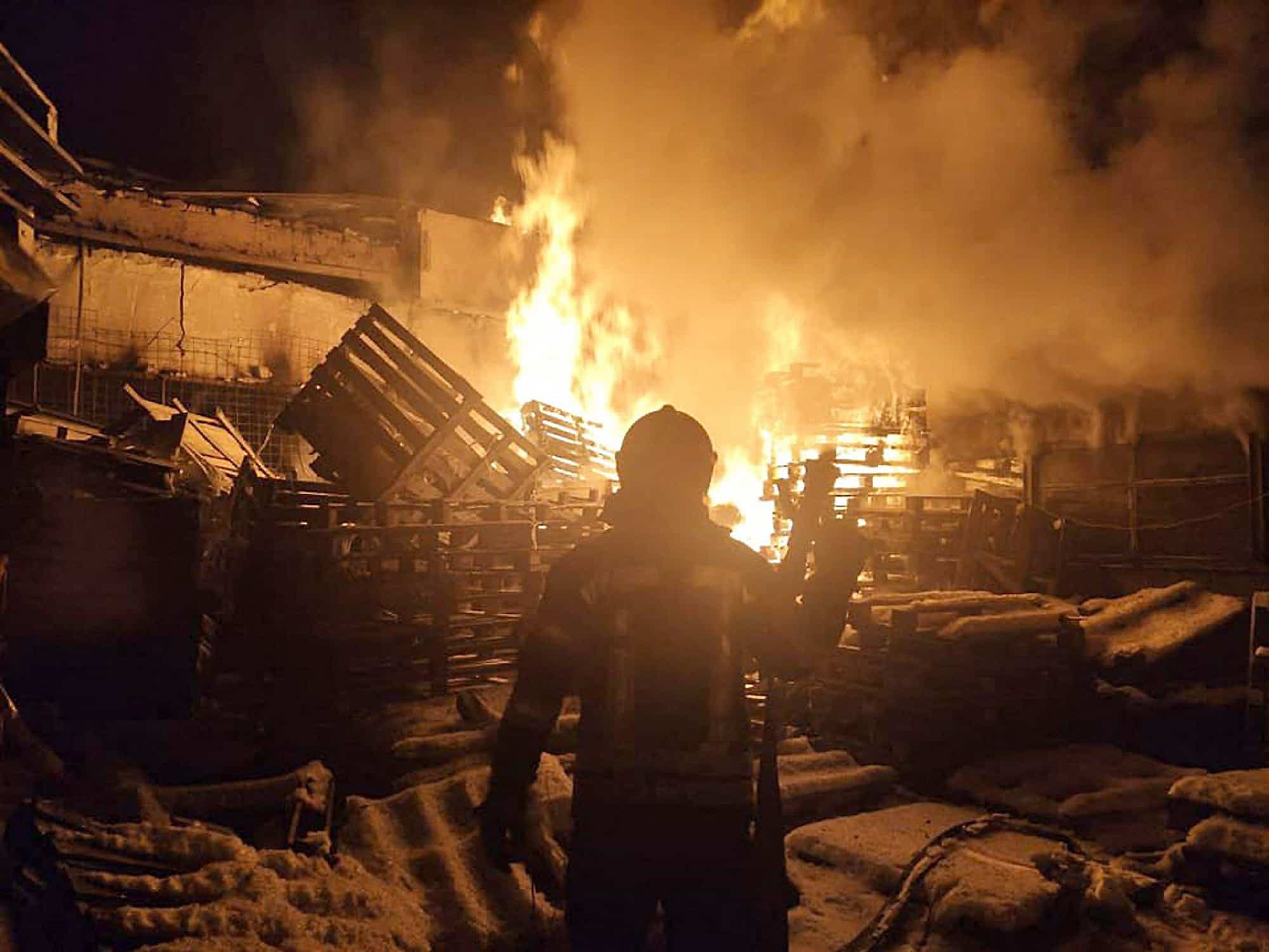Des pompiers ukrainiens combattaient hier un incendie dans un entrepôt alimentaire visé par les missiles de l’armée russe hier dans la ville de Severodonetsk.