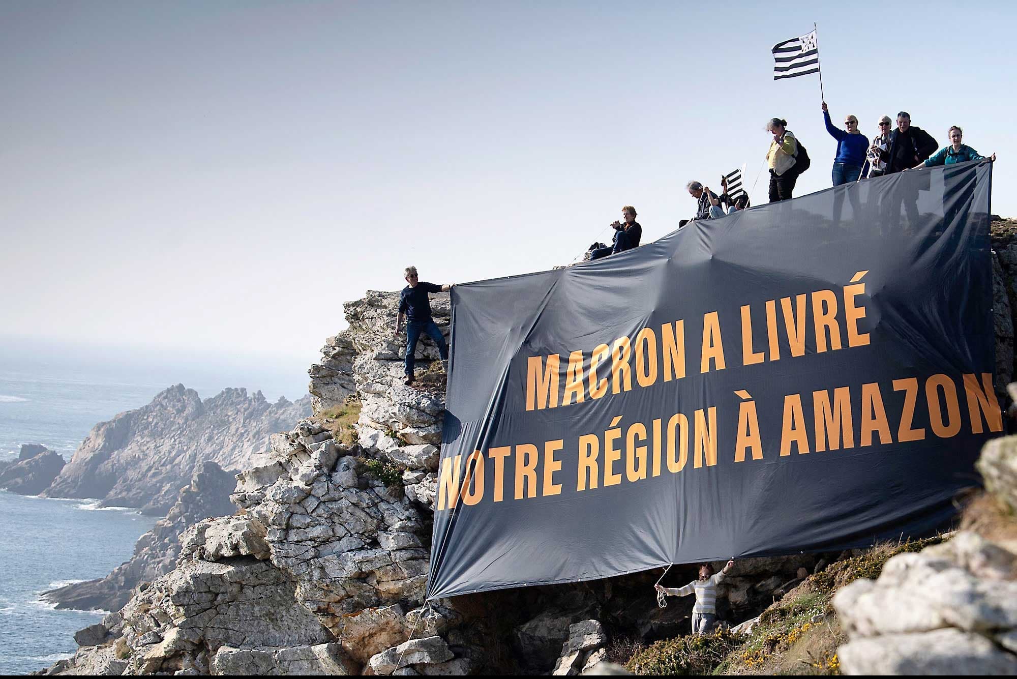 Une manifestation de marchands locaux, il y a quelques jours, à Plogoff, en Bretagne. Tout comme au Québec, la croissance d’Amazon en France se fait surtout au détriment des petits commerçants. Les protestataires dénonçaient le fait que, sous la présidence d’Emmanuel Macron, l’État français a constamment aidé Amazon à accroître sa présence dans l’Hexagone.