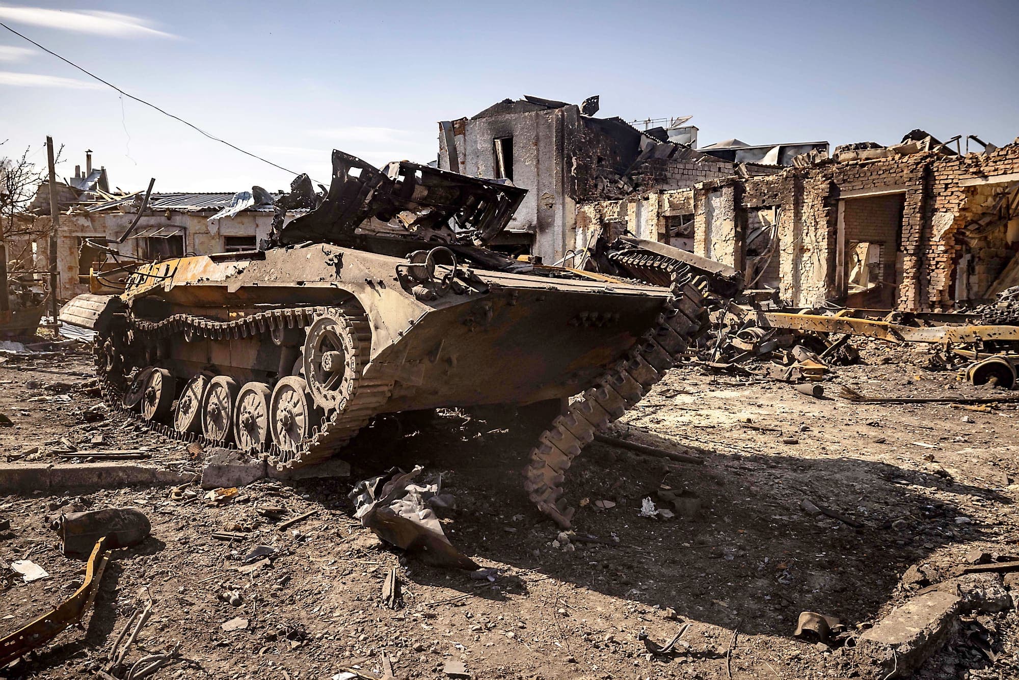 Un char d’assaut russe détruit par l’armée ukrainienne dans la ville de Trostianets, une ville située près de la frontière russe et qui aurait été reprise à l’envahisseur.