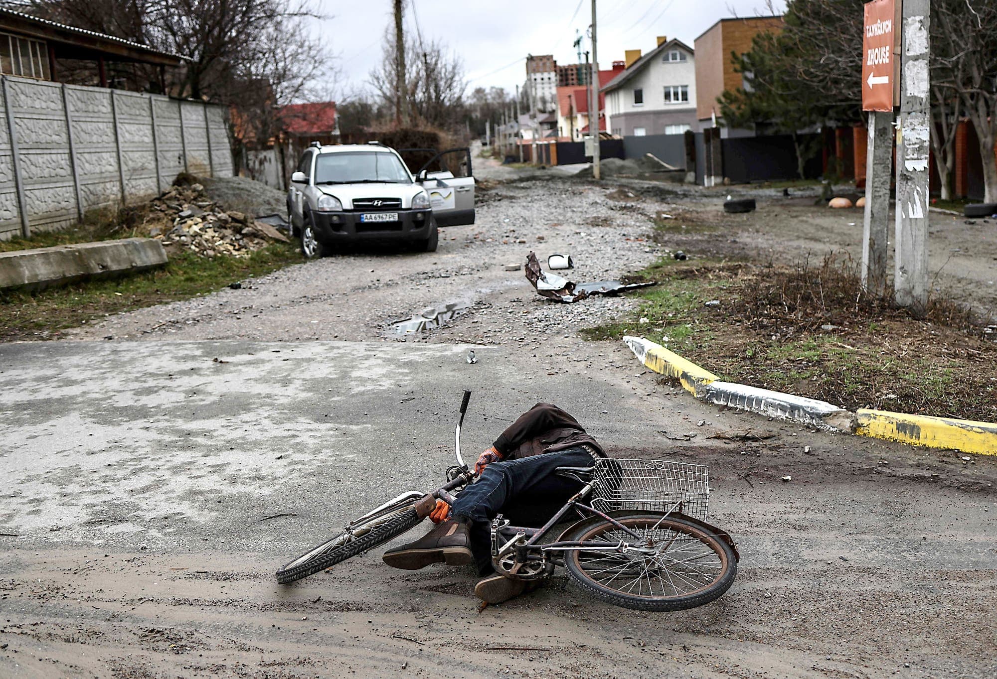 Le corps d’un civil a été retrouvé gisant au sol dans une rue de Boutcha, près de la capitale ukrainienne.