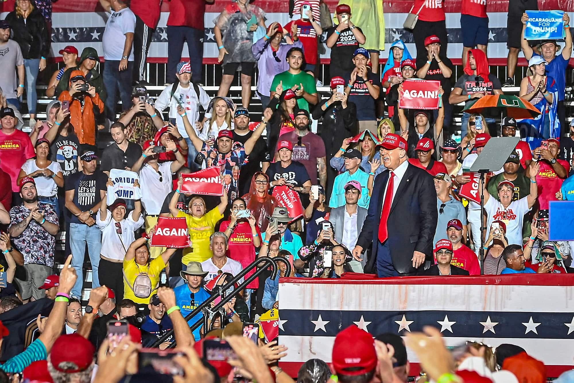 Donald Trump a multiplié les rassemblements, ces dernières semaines, pour galvaniser les électeurs républicains. Il en a tenu un en Floride dimanche, en appui au sénateur de cet État, Marco Rubio.