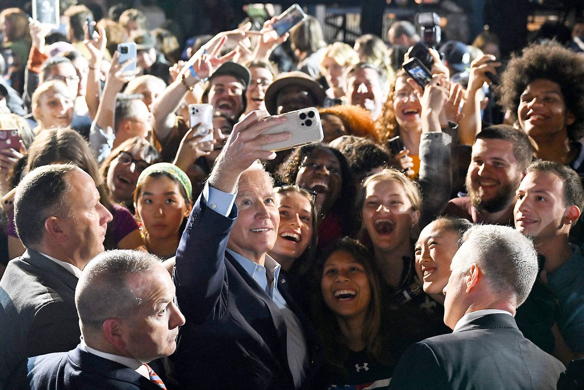 Joe Biden en séance d’égoportraits avec des supporters au Sarah Lawrence College, à Bronxville, dans l’État de New York, dimanche.