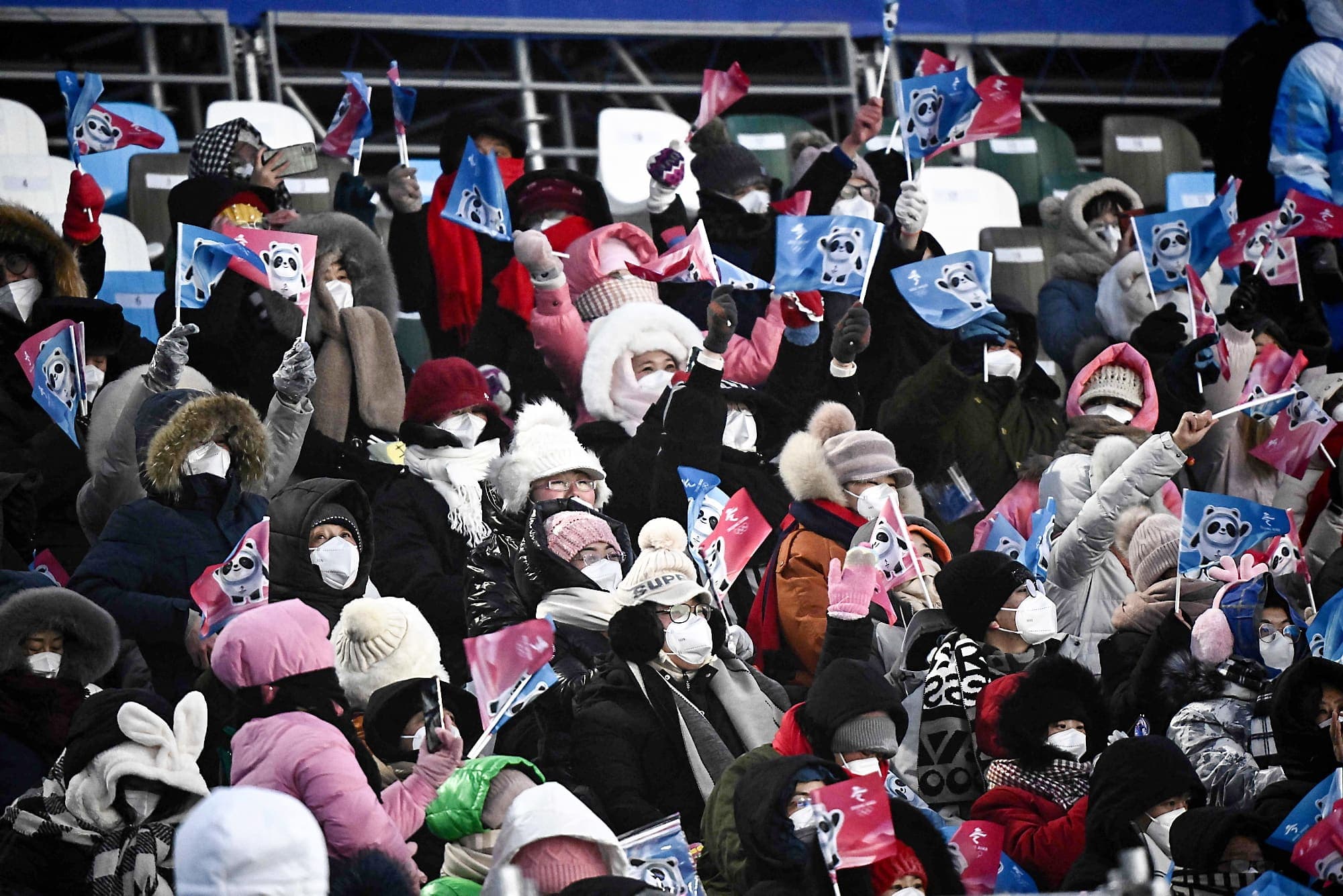 Triés sur le volet par les bonzes chinois, des spectateurs portant tous le masque ont eu le loisir d’assister aux compétitions de ski acrobatique au parc des neiges Genting à Zhanjiaku au nord-ouest de Pékin.