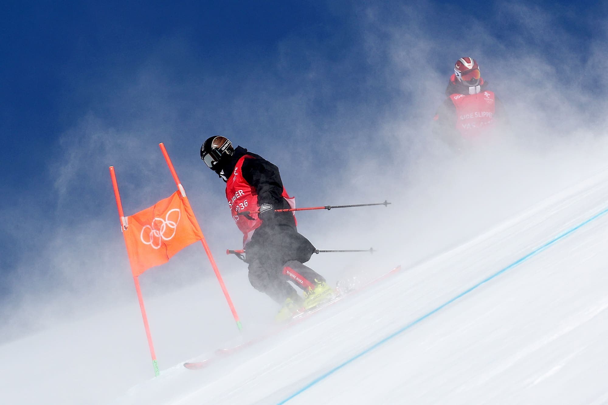 Les ouvreurs de pistes ont annulé plusieurs entraînements à cause du vent qui souffle sur les montagnes de Yanqing.