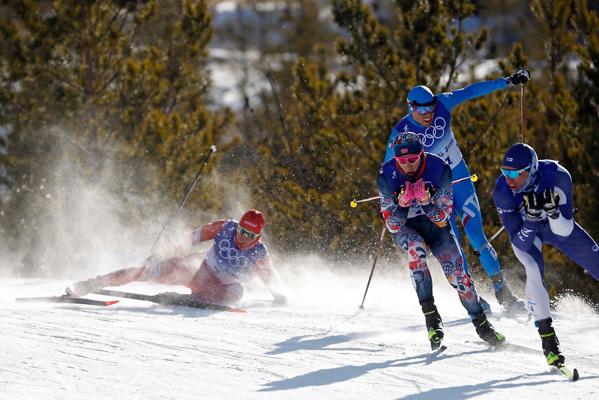 Une chute lors du premier tour du skiathlon n’a pas empêché le Russe Alexander Bolshunov de dominer et d’être sacré champion olympique, dimanche.