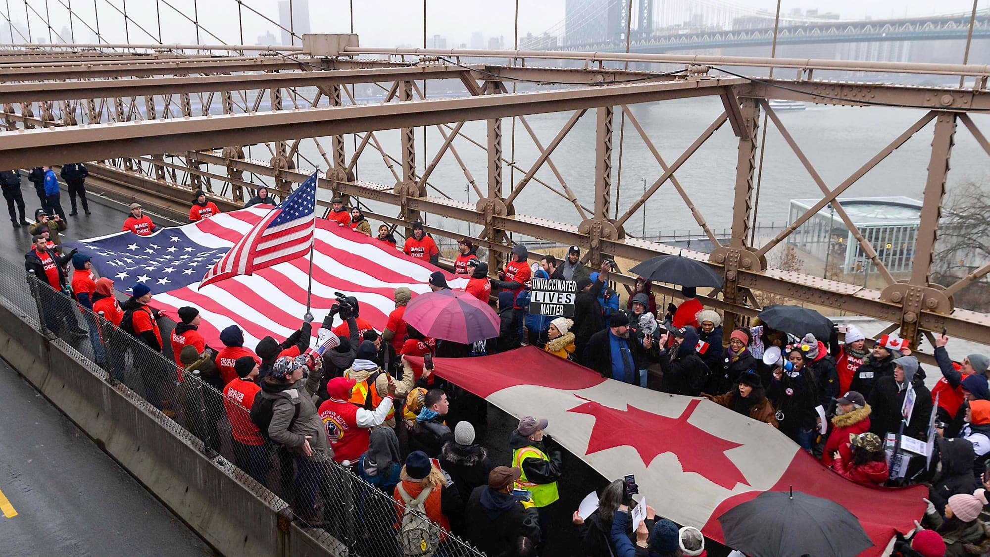 À New York, des manifestants transportant des drapeaux américains et canadiens ont bloqué les ponts.